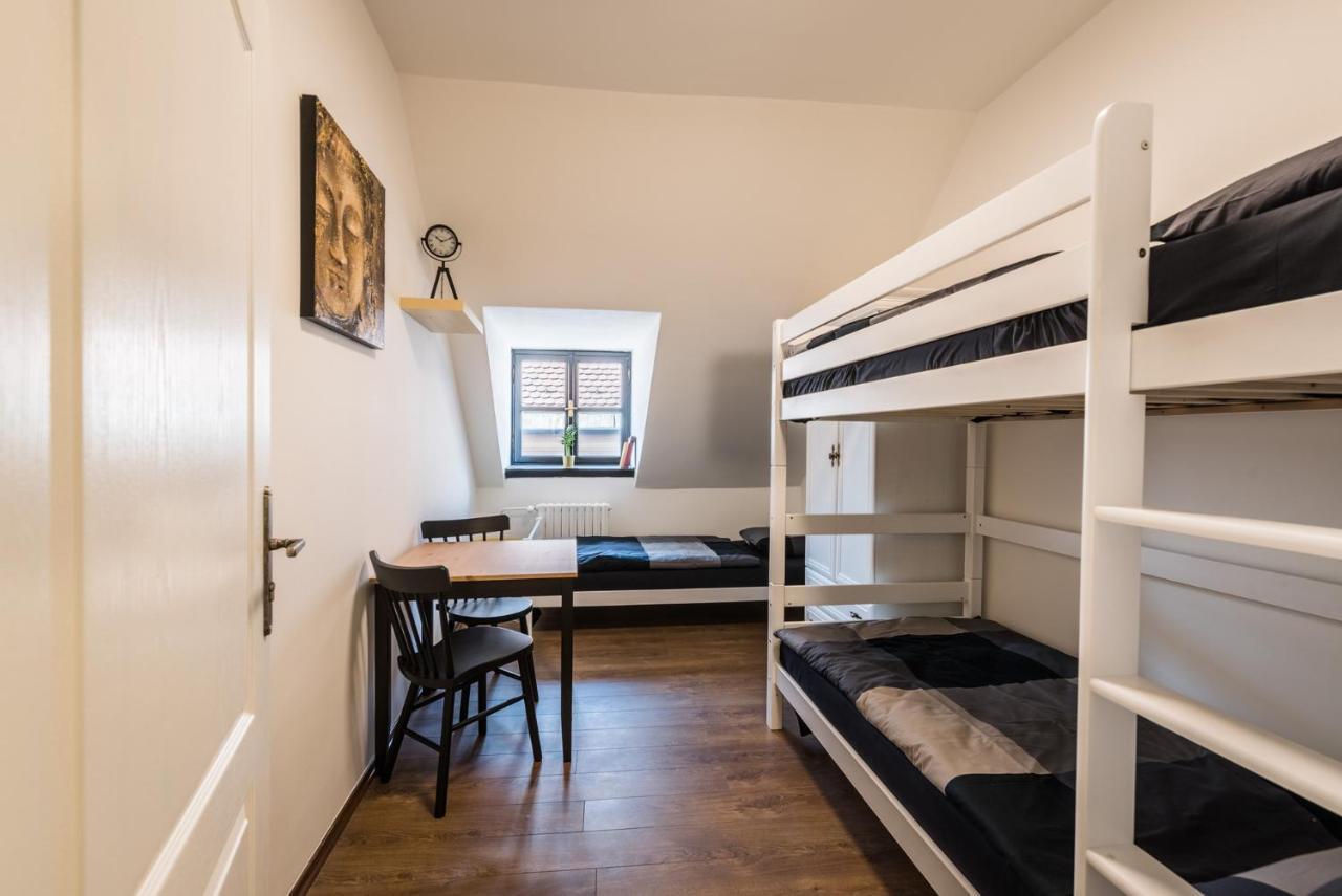Deze driepersoonskamer heeft een gedeelde badkamer.