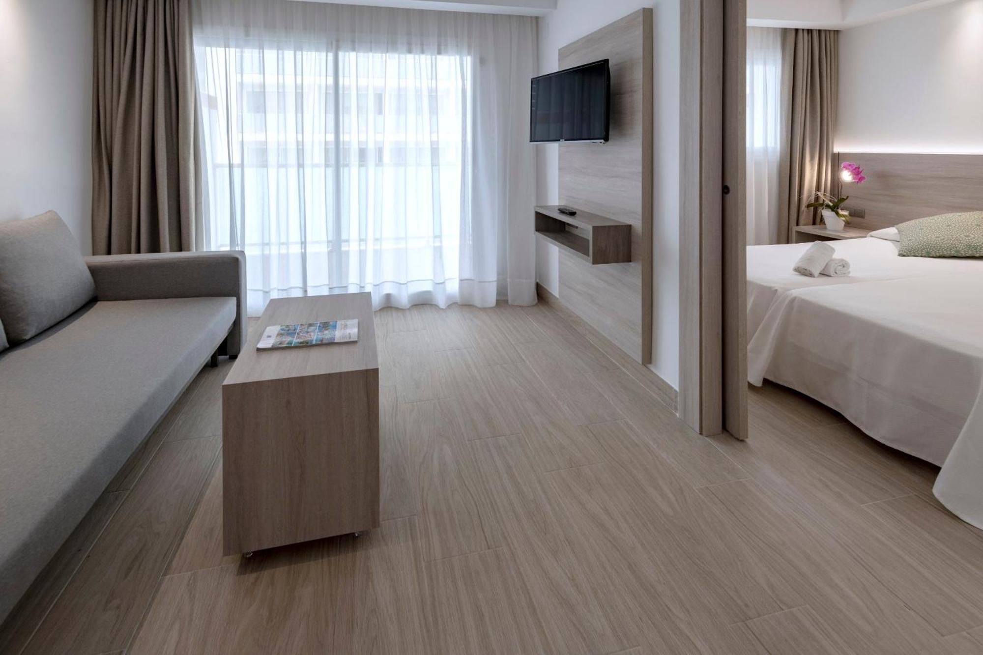 Junior Suite (2 Adults + 2 Children),1232141084:JPEG