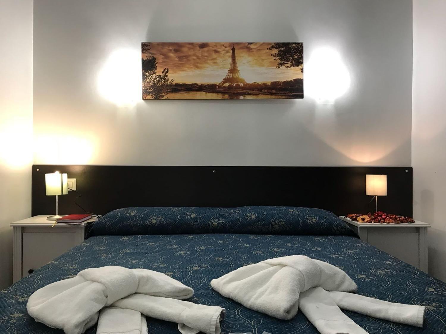 Camera Matrimoniale/Doppia con Letti Singoli con Bagno in Comune