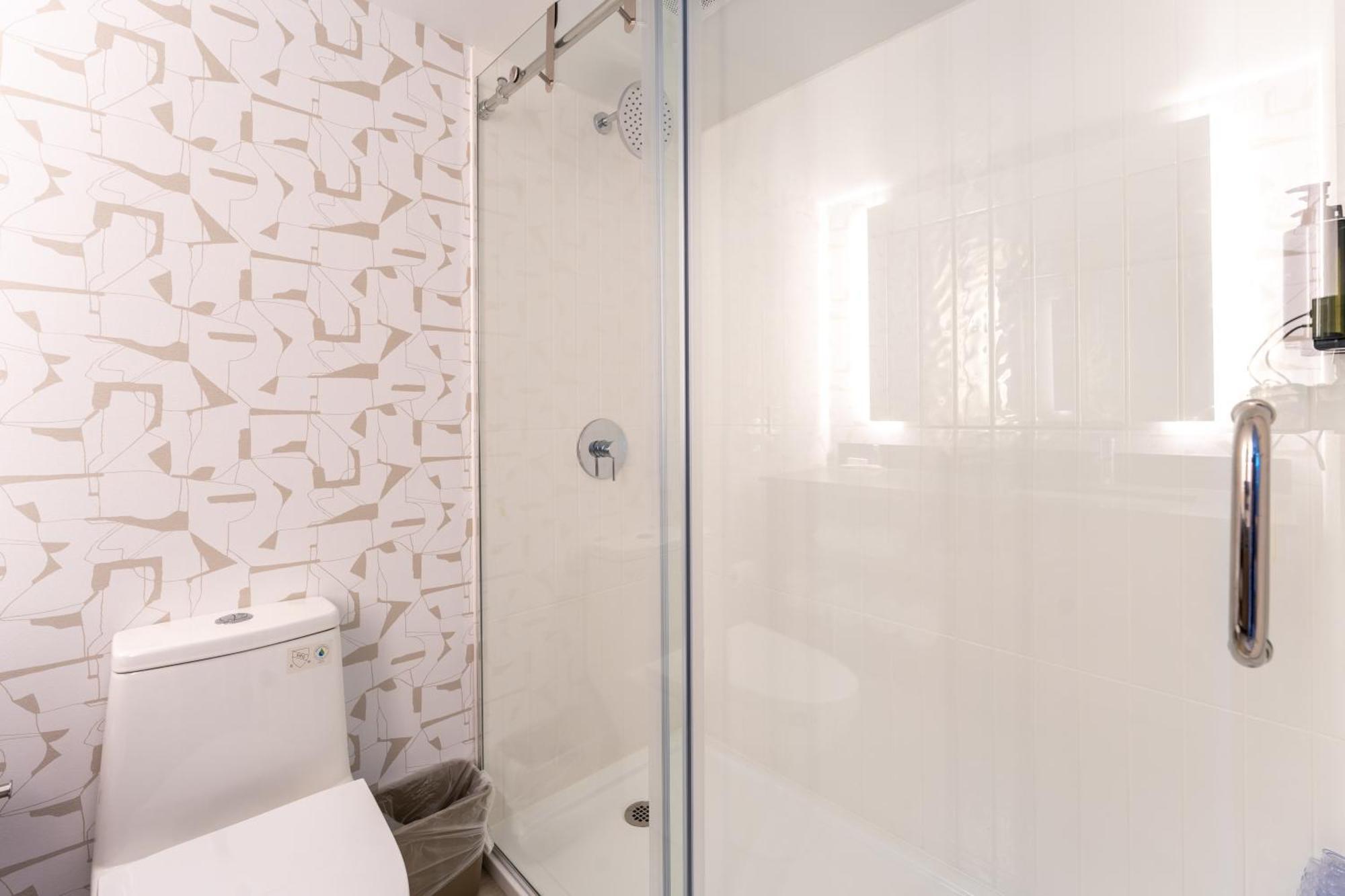 Queen Room,1678634382:JPEG