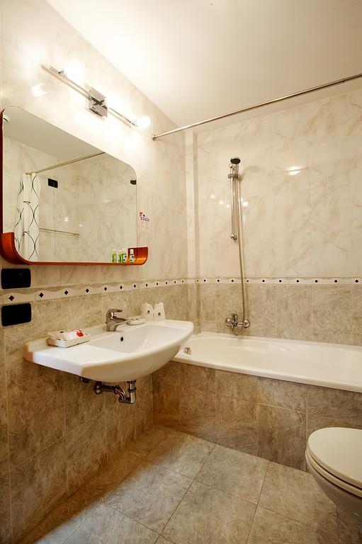 Two Connecting Double Rooms,1274679388:JPEG