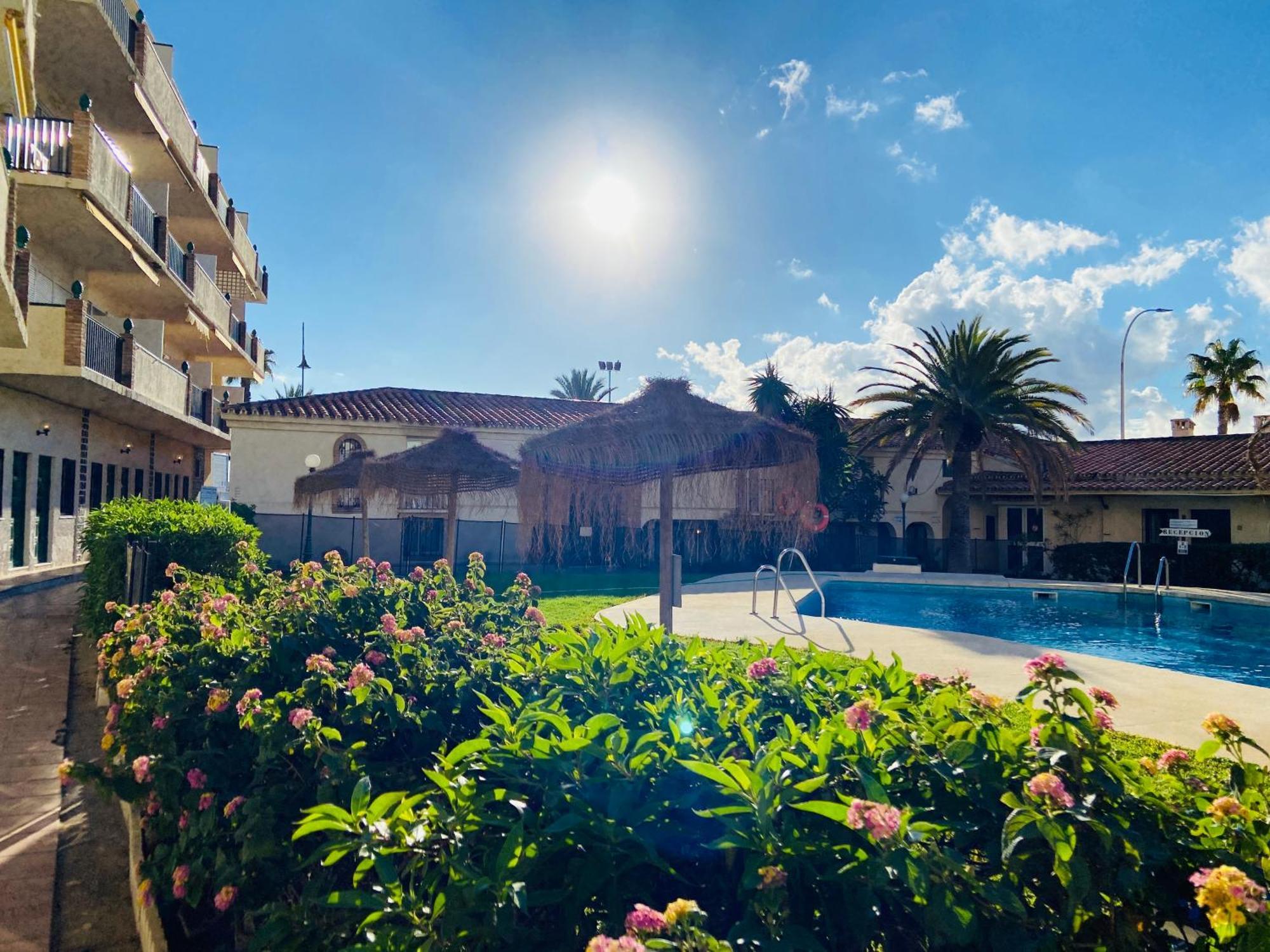 Chambre Lits Jumeaux - Rez-de-Chaussée - Vue Partielle sur Piscine