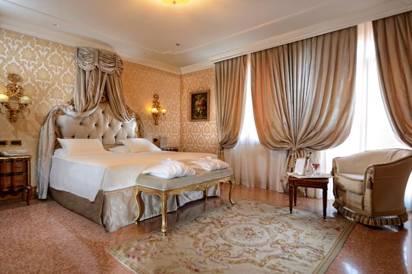 Deluxe Double or Twin Room,1114874952:JPEG