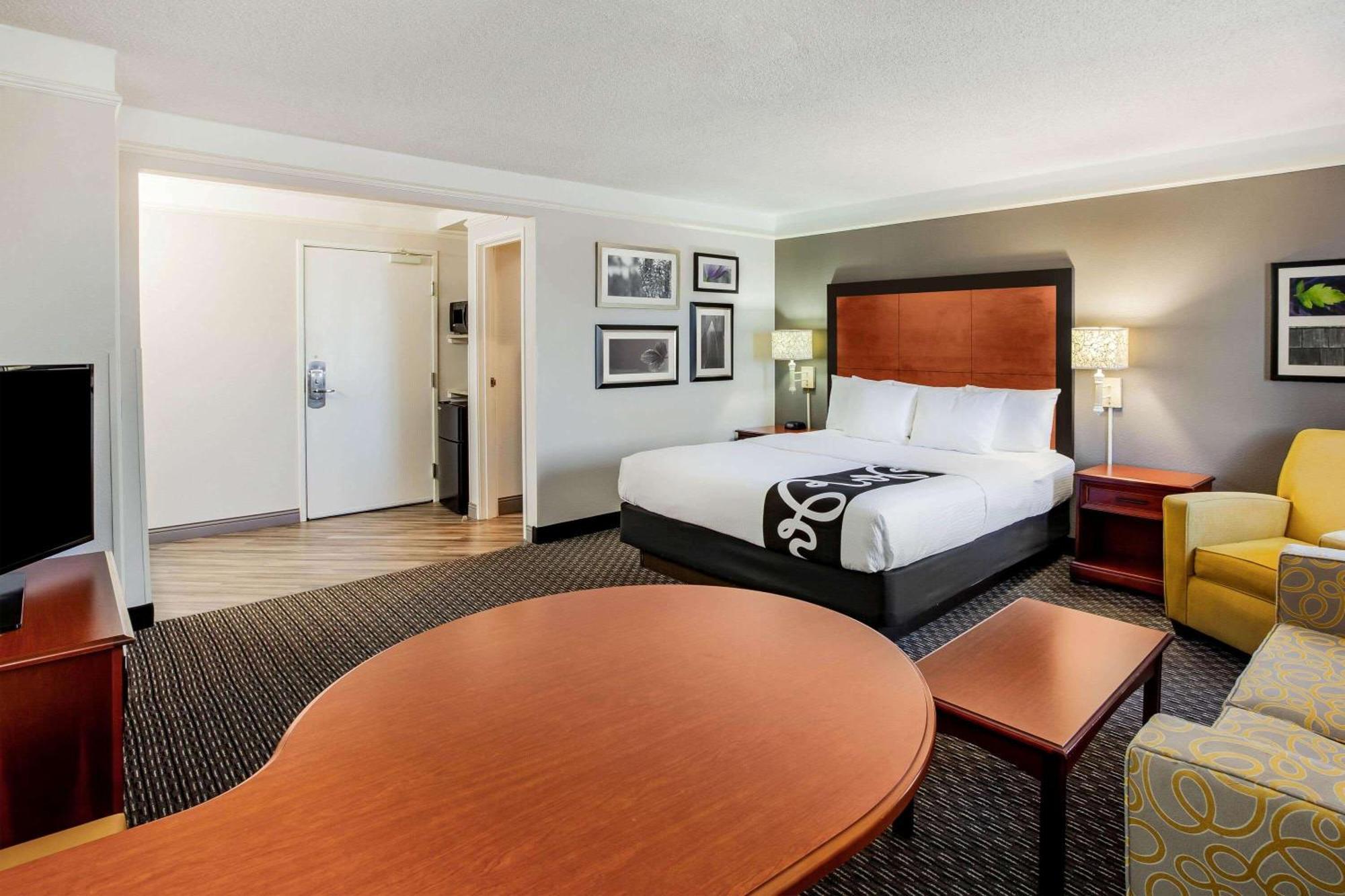 King Suite with Sofa Bed - Non-Smoking,1156453026:JPEG
