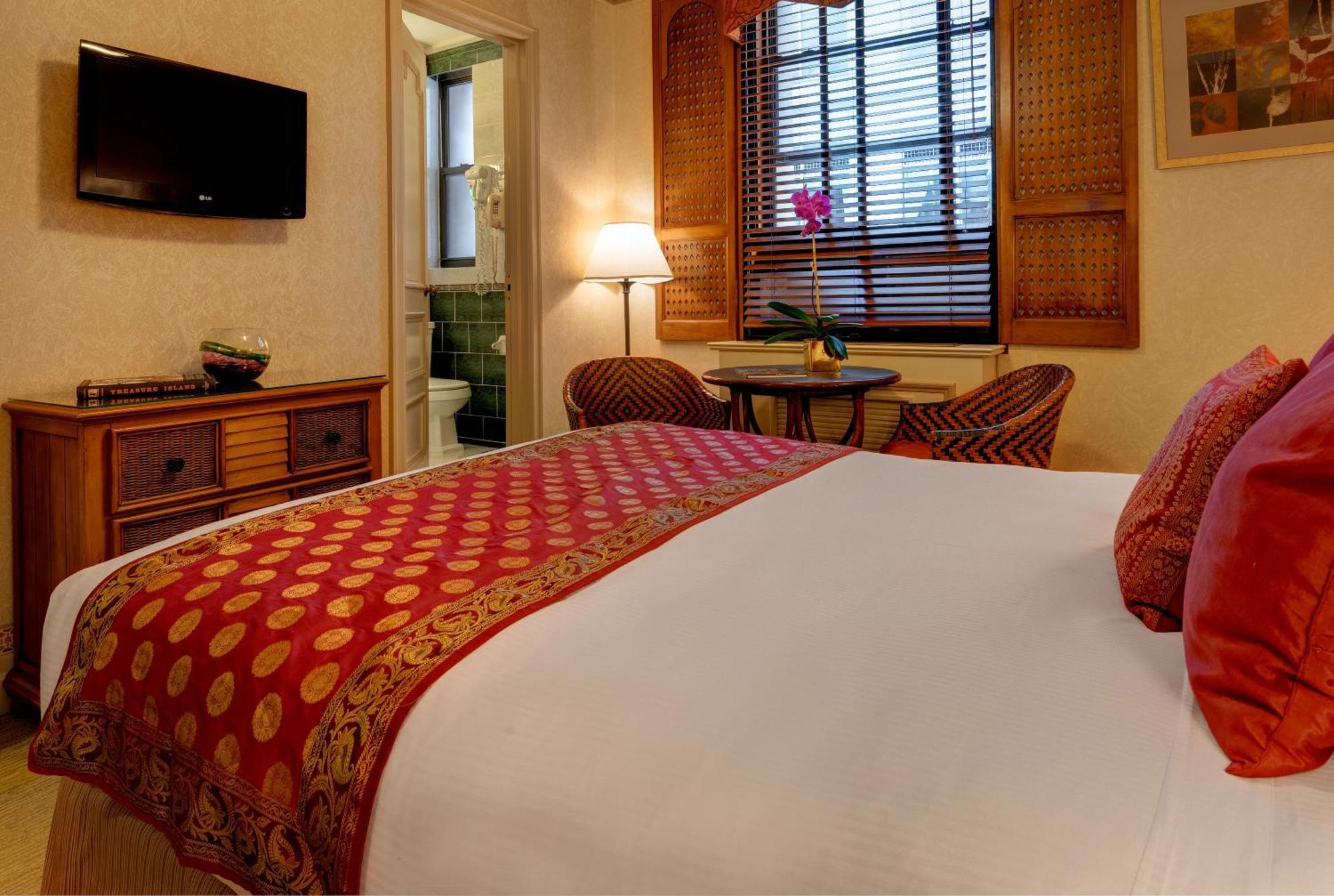 Petite Queen Room