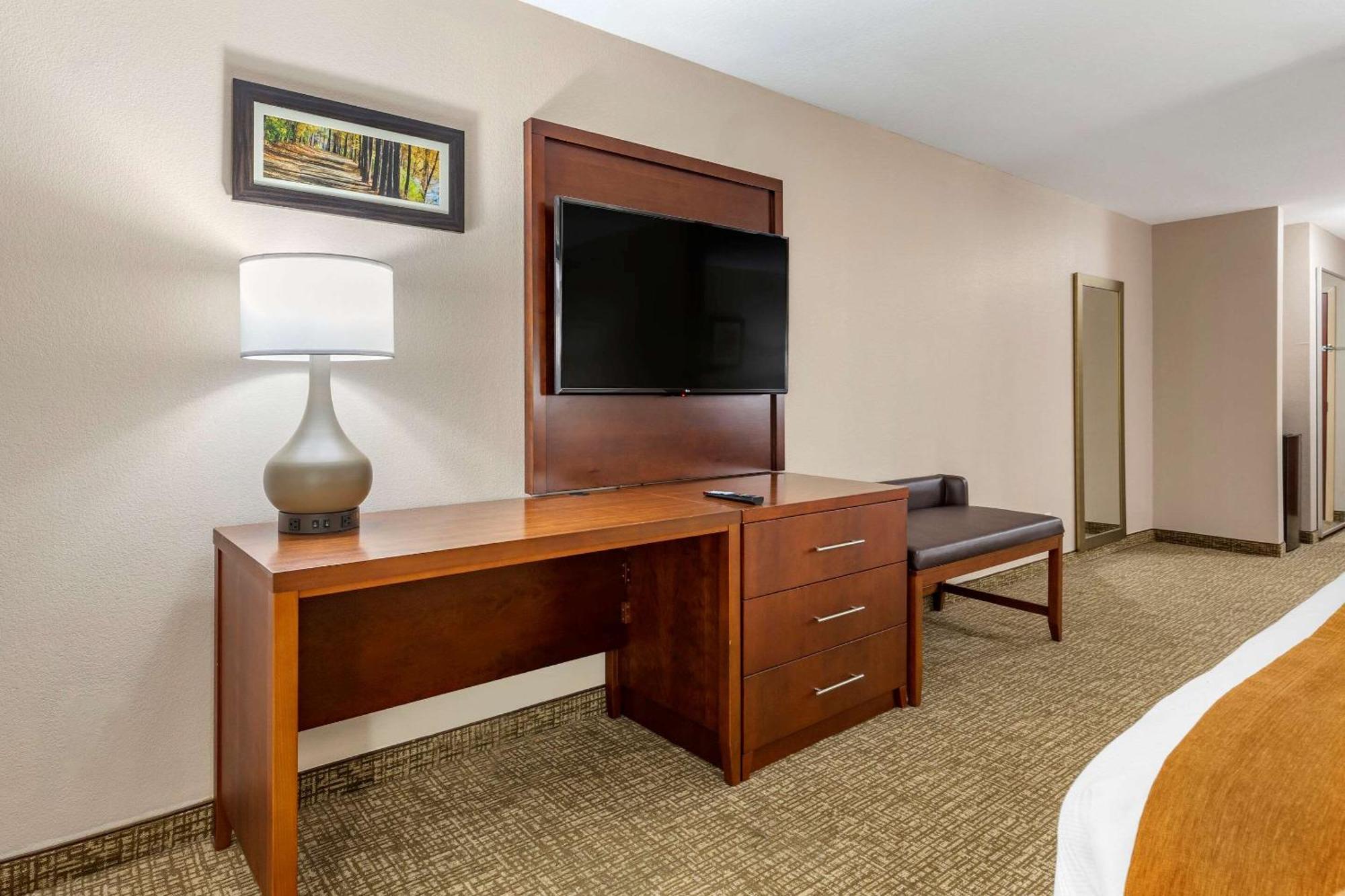 Queen Room Two Queen Beds Non-Smoking