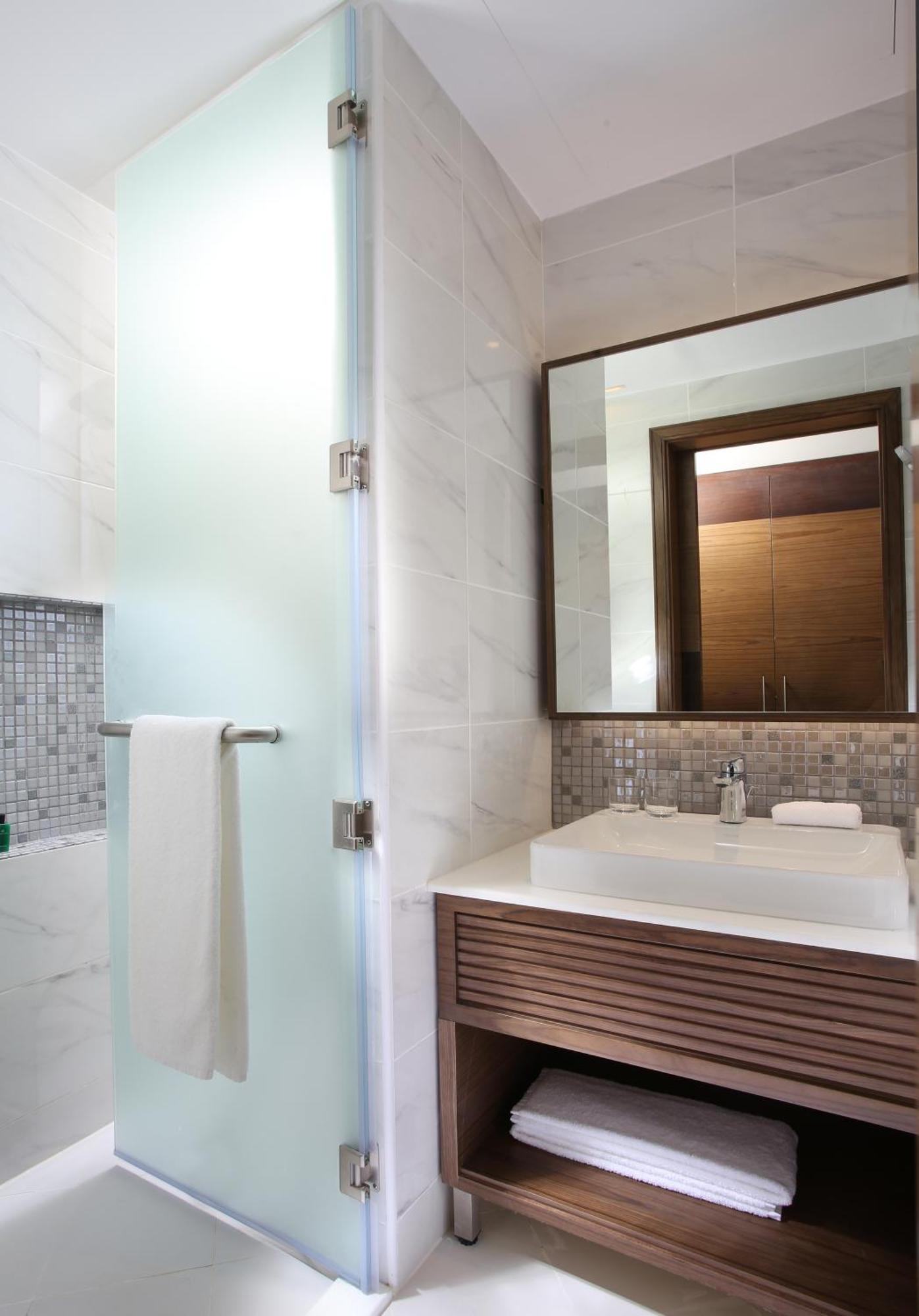 Junior Suite Complimentary Shuttle Bus to Beach & Mall of the Emirates