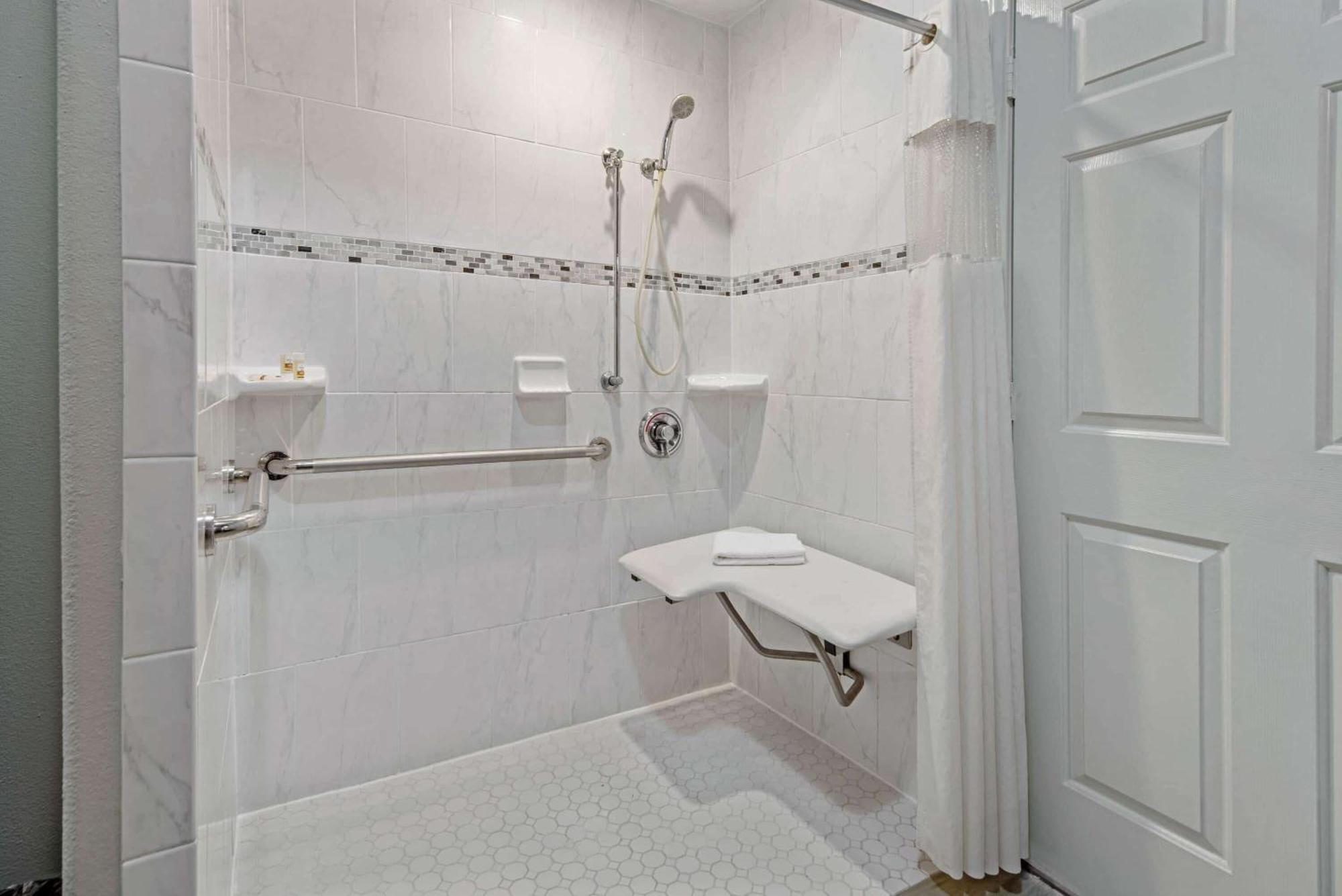 1 King Bed, Deluxe Mobility Accessible Family Suite, Roll-in Shower, Non-Smoking,1307780125:JPEG