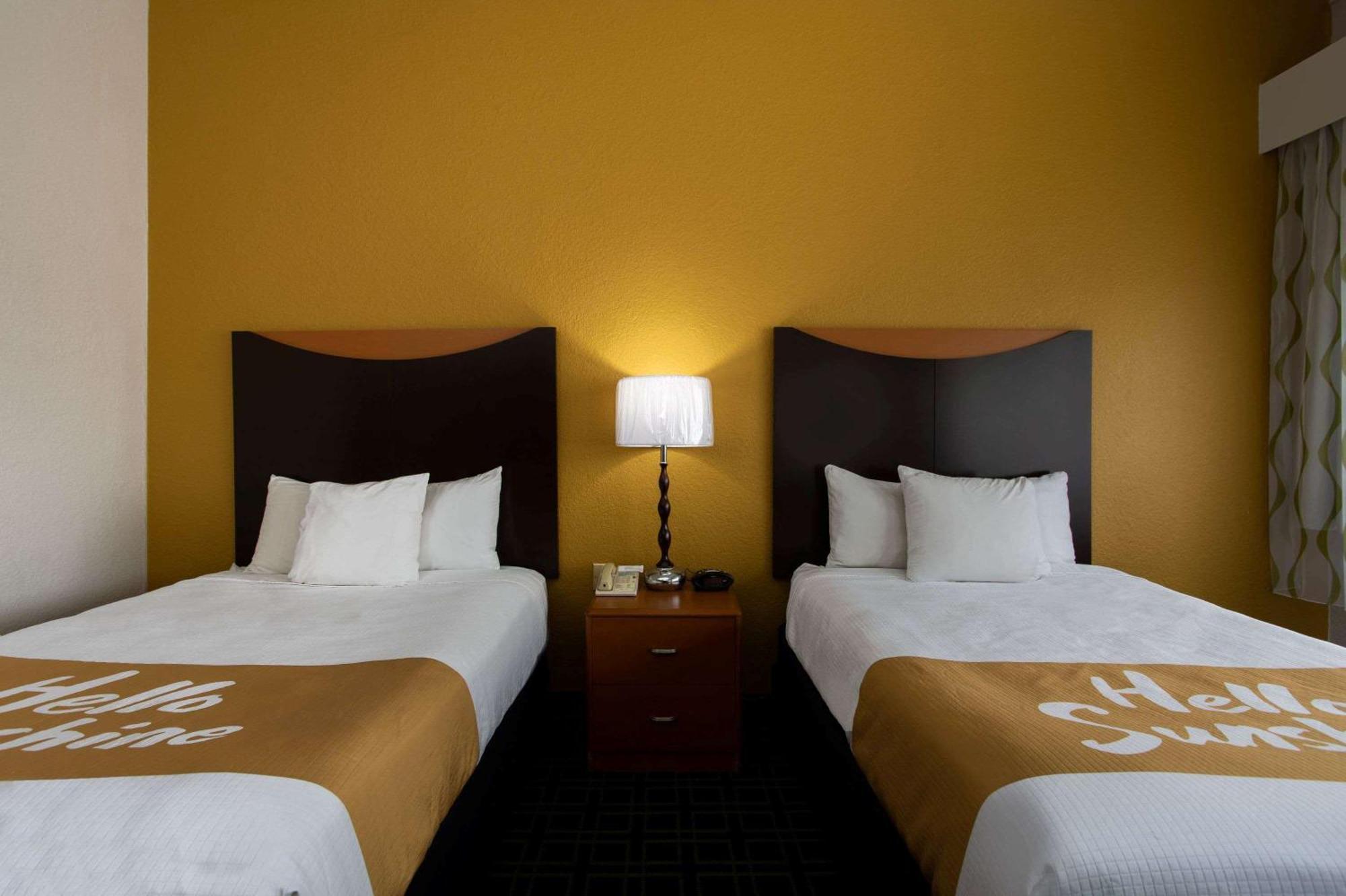 Double Room with Two Double Beds and City View - Smoking
