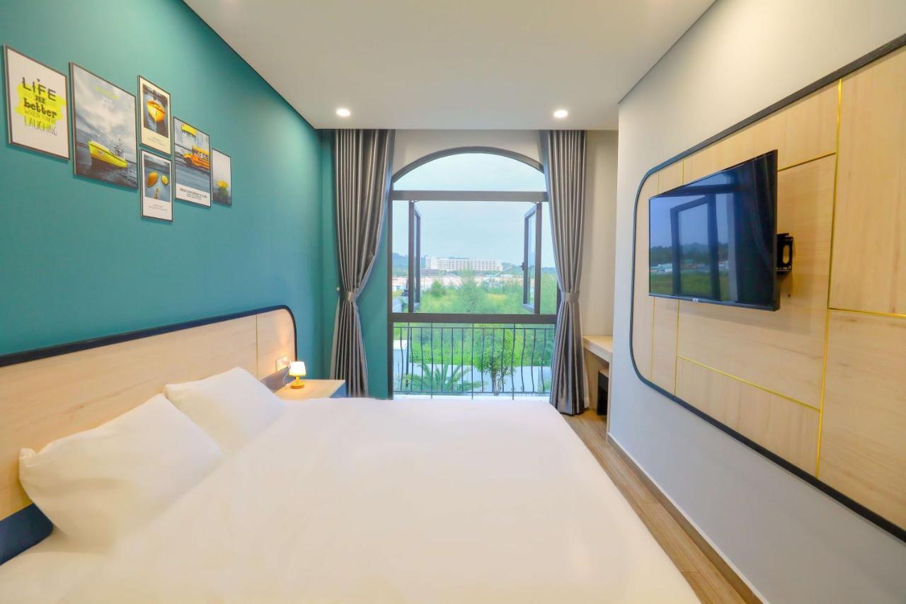 Deluxe Double Room with Side Sea View