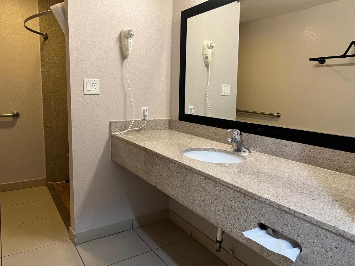 King Room Roll Shower Mobility Access or Non-Smoking