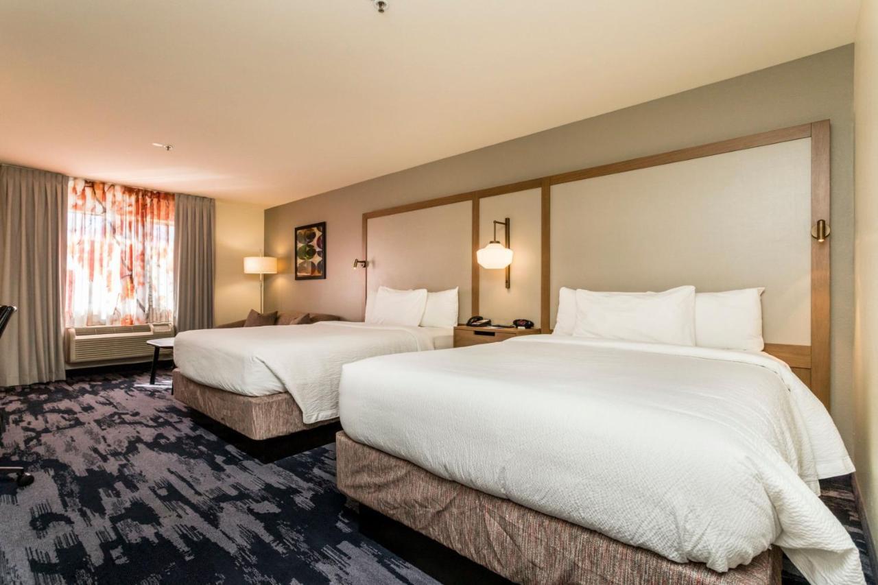 Suite con 2 camas grandes y sofá cama