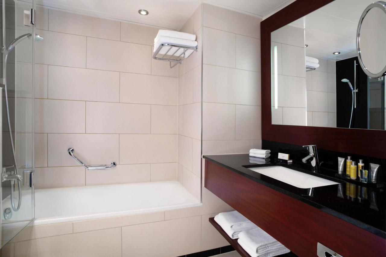 Club Twin Room with Lake View and M Club Lounge access