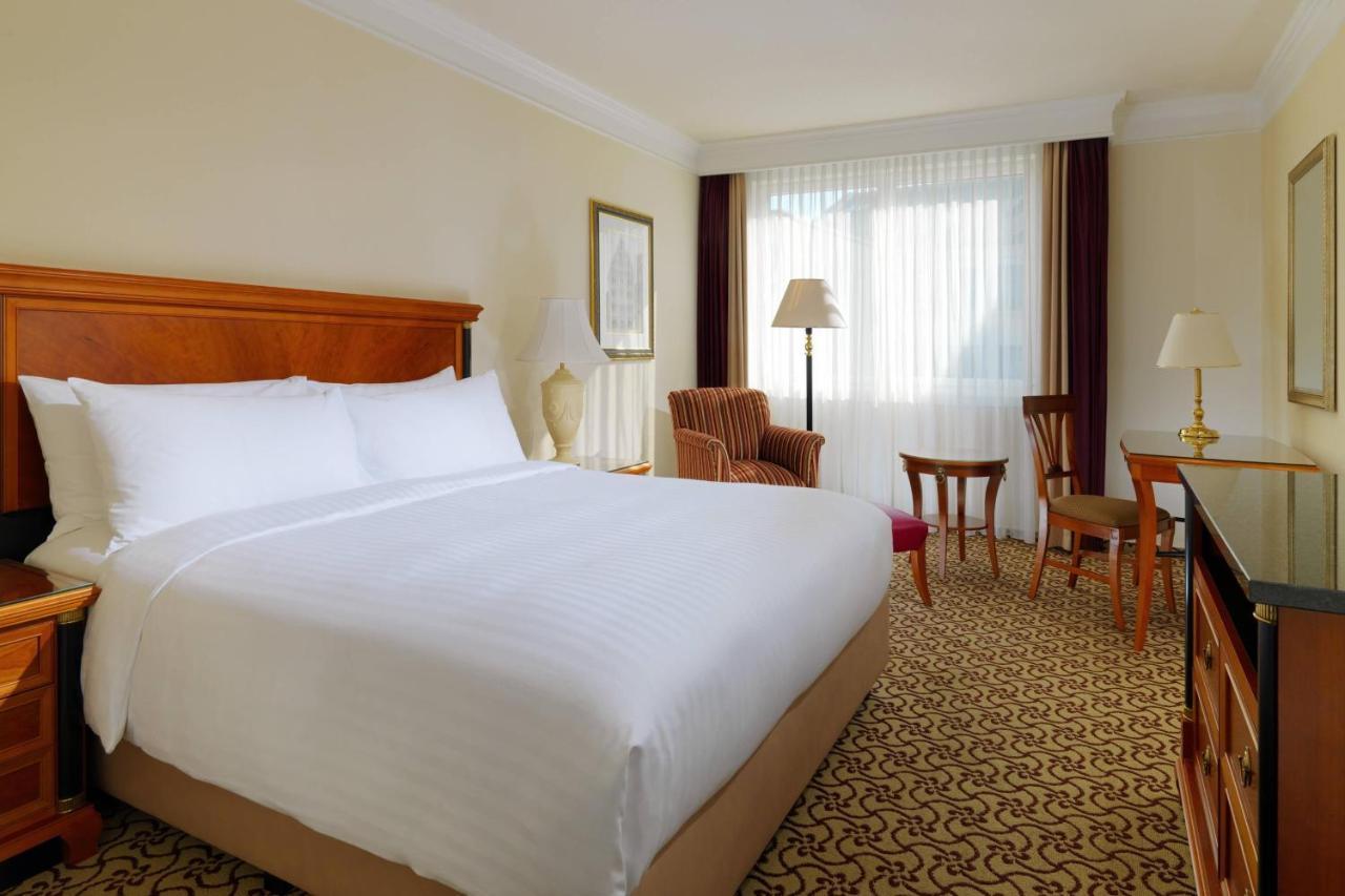 Executive lounge access Double Room 18 x 2m Bed,1390040624:JPEG