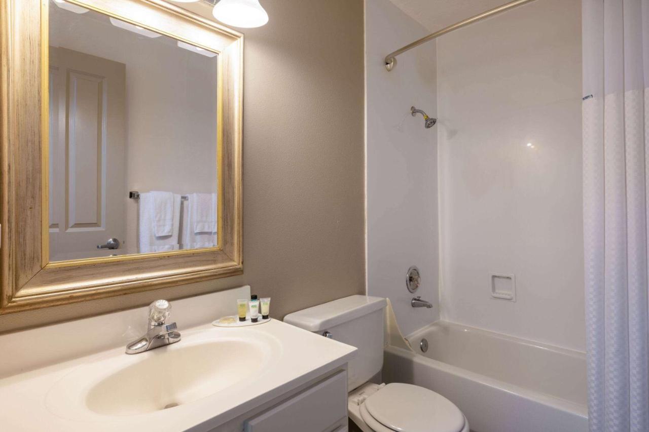 Queen Room with Two Queen Beds - Lower Floor/Non-Smoking,1395398168:JPEG
