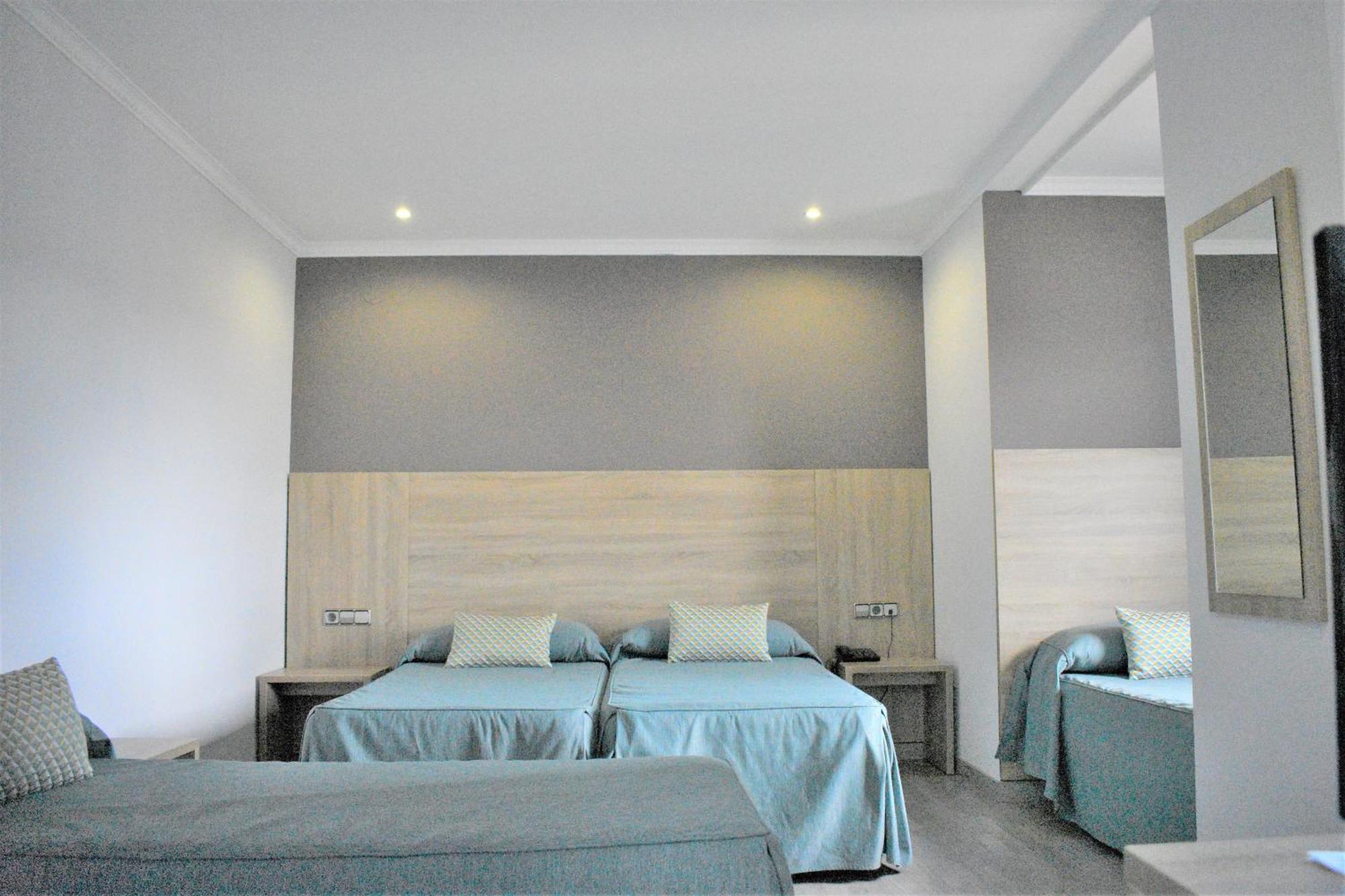 Double or Twin Room with Two Extra Beds,977067661:JPEG