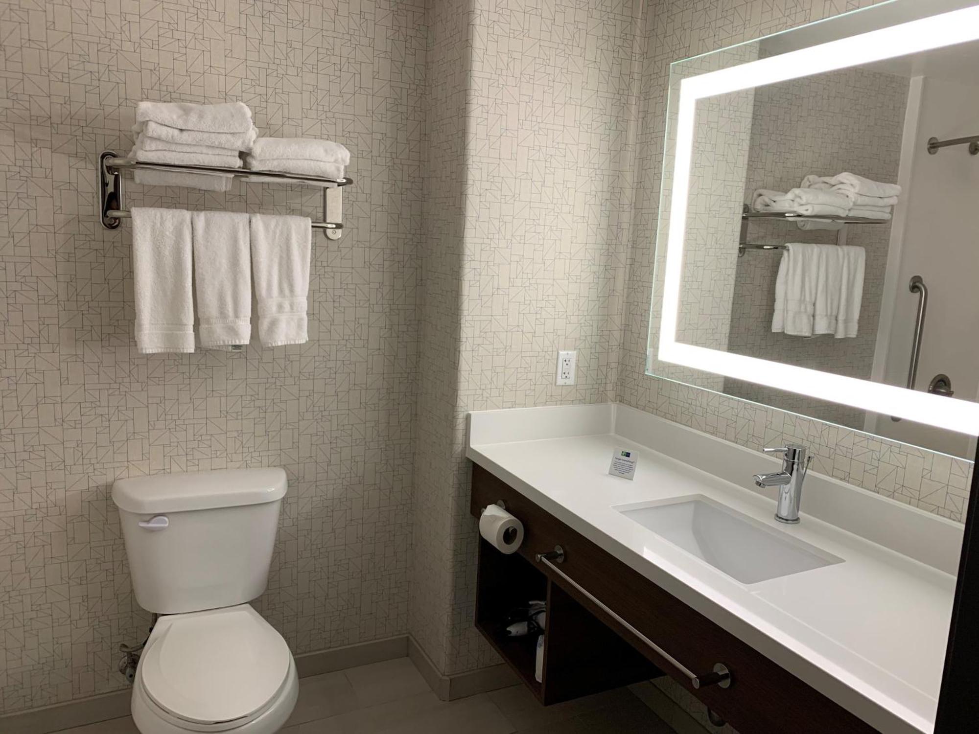 King Suite with Single Sofa Bed,1233212741:JPEG