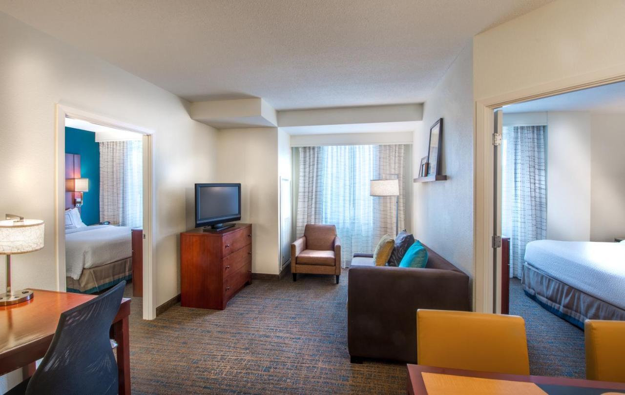 Two-Bedroom Suite with Adapted Tub - Mobility and Hearing Accessible,1643155347:JPEG