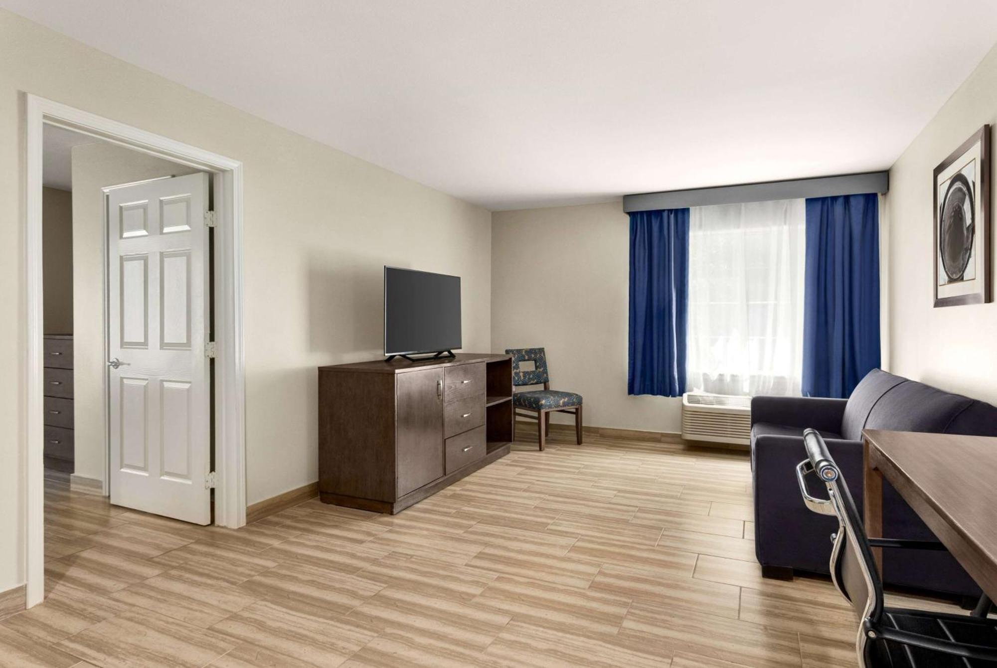 1 King Bed, Deluxe Mobility Accessible Family Suite, Roll-in Shower, Non-Smoking,1307786560:JPEG