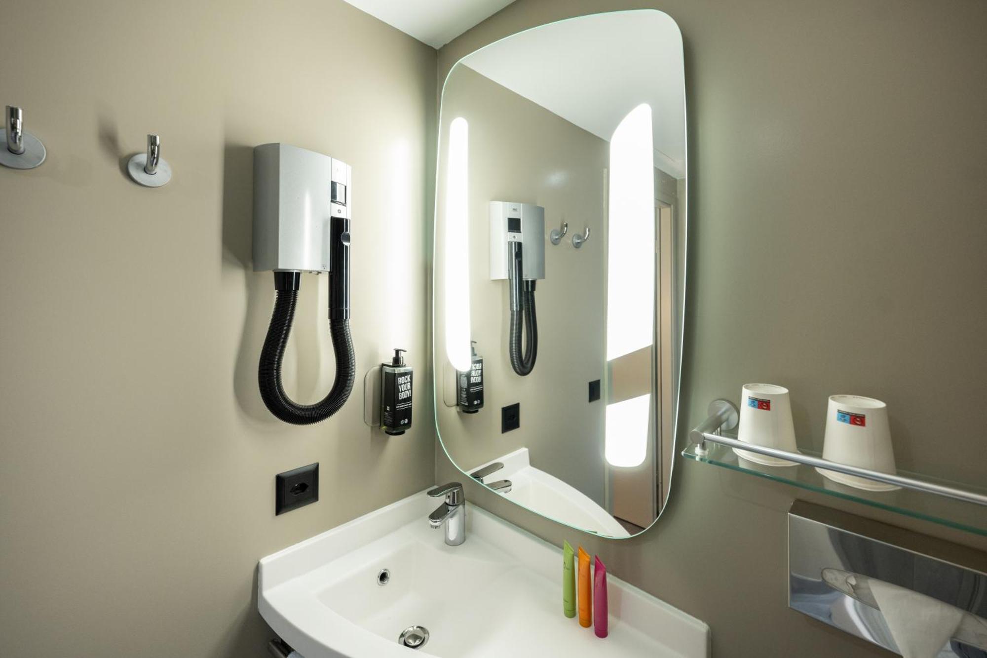 Twin Room,1540509676:JPEG