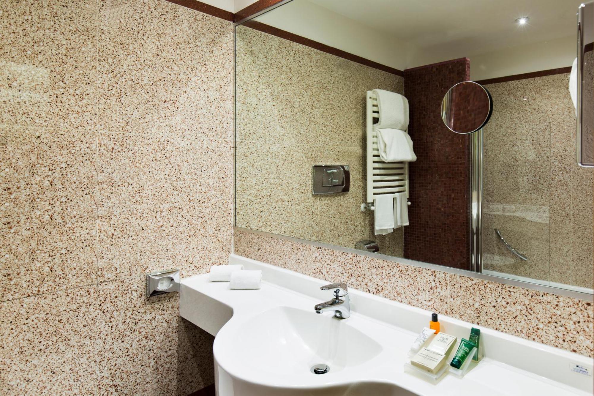 Habitación con cama extragrande.