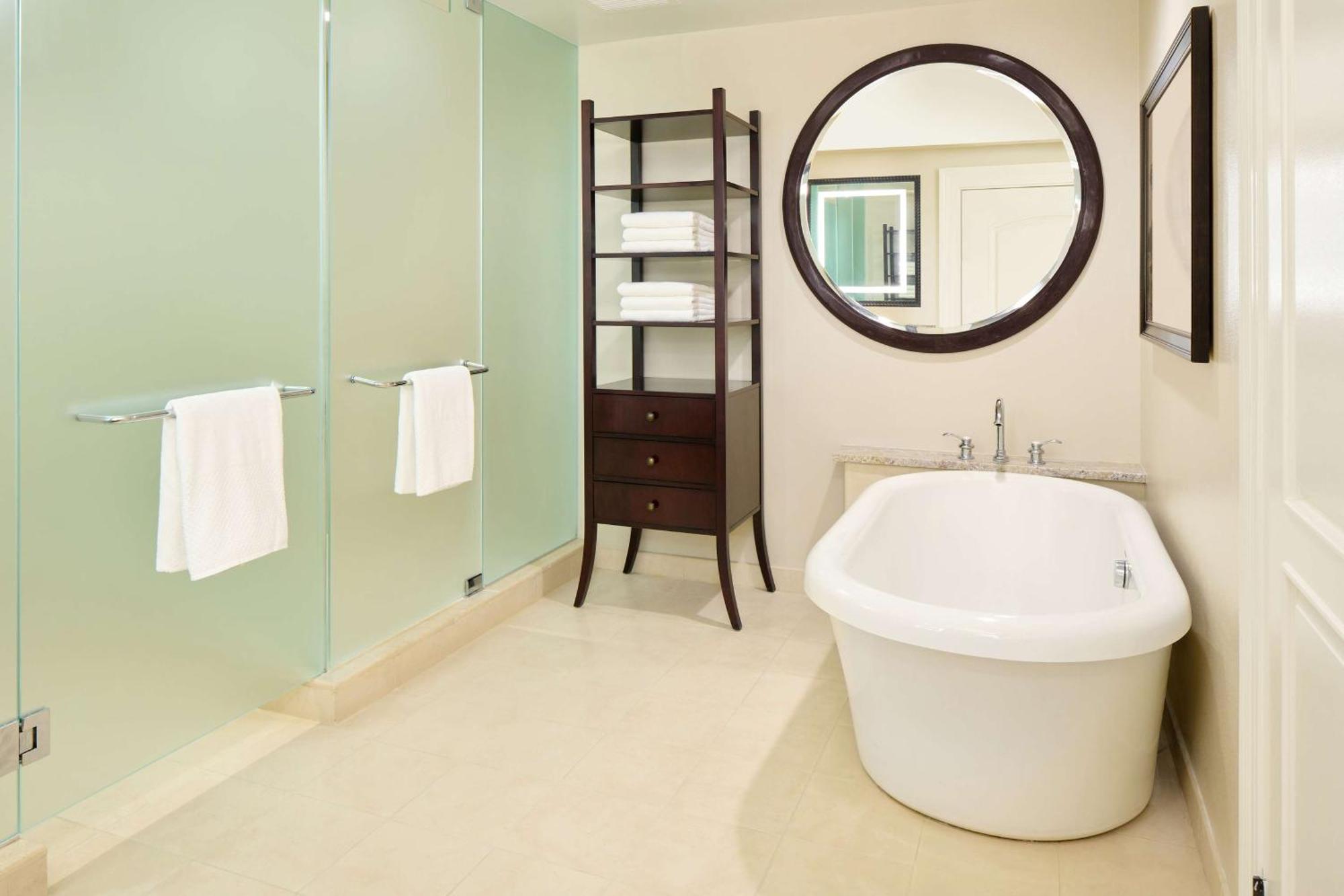 1 Bedroom Deluxe King Resort View Suite