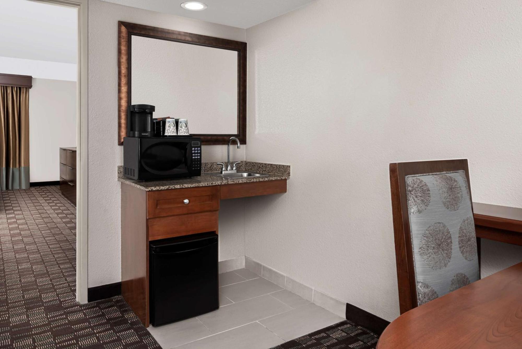 Premium King Room with Roll-In Shower - Mobility and Hearing Accessible/Non-Smoking,1551972046:JPEG
