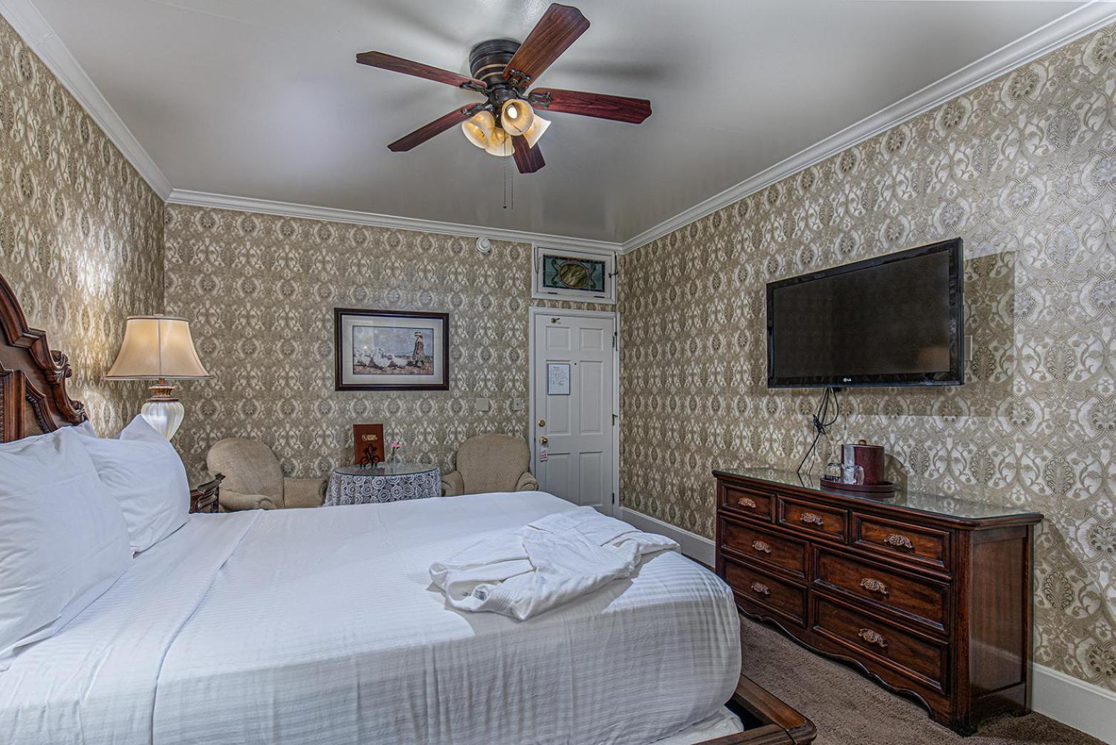 Standard Queen Room