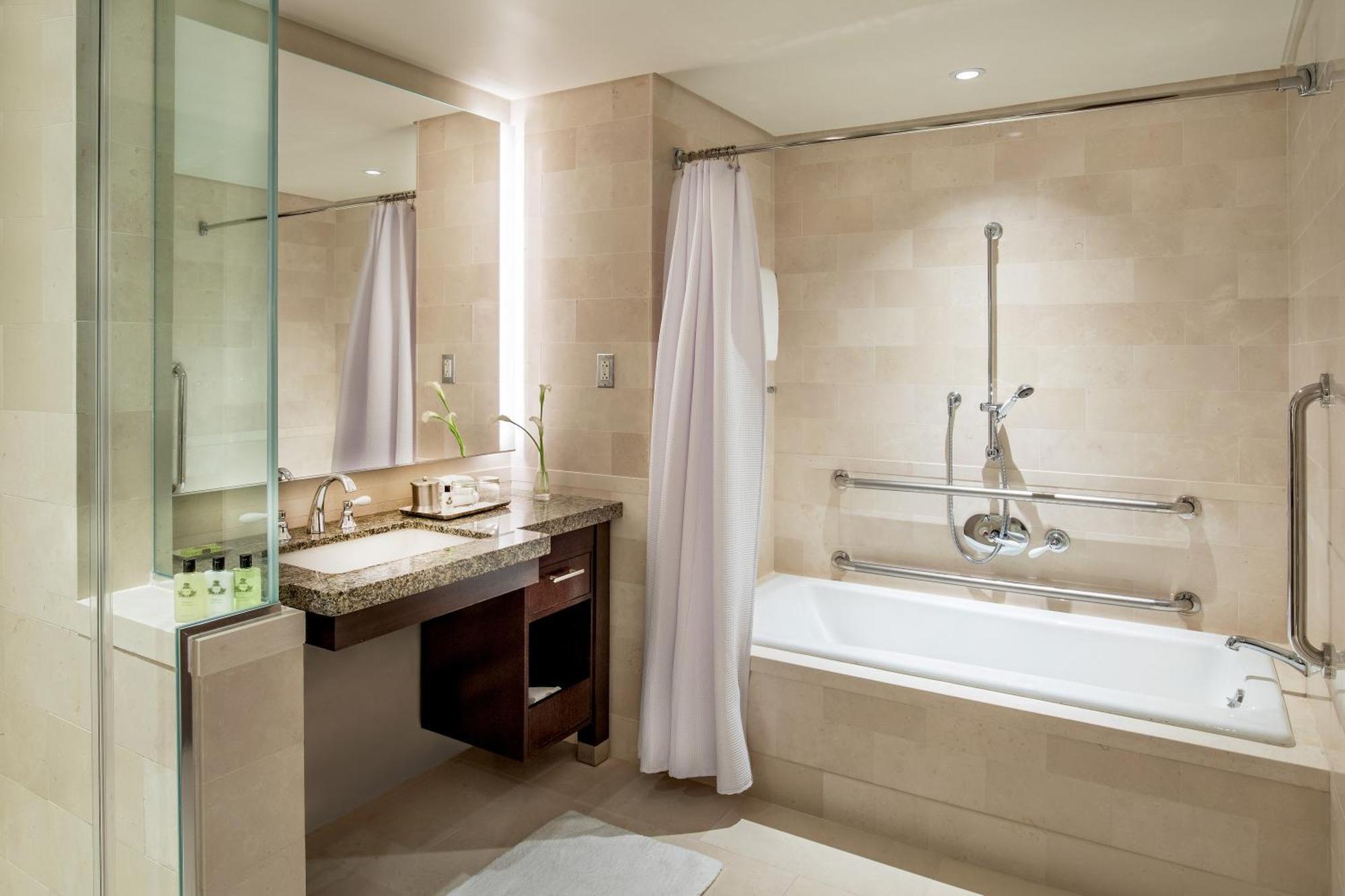 Chambre Classique 2 Lits Queen-Size et Baignoire Accessible aux Personnes à Mobilité Réduite