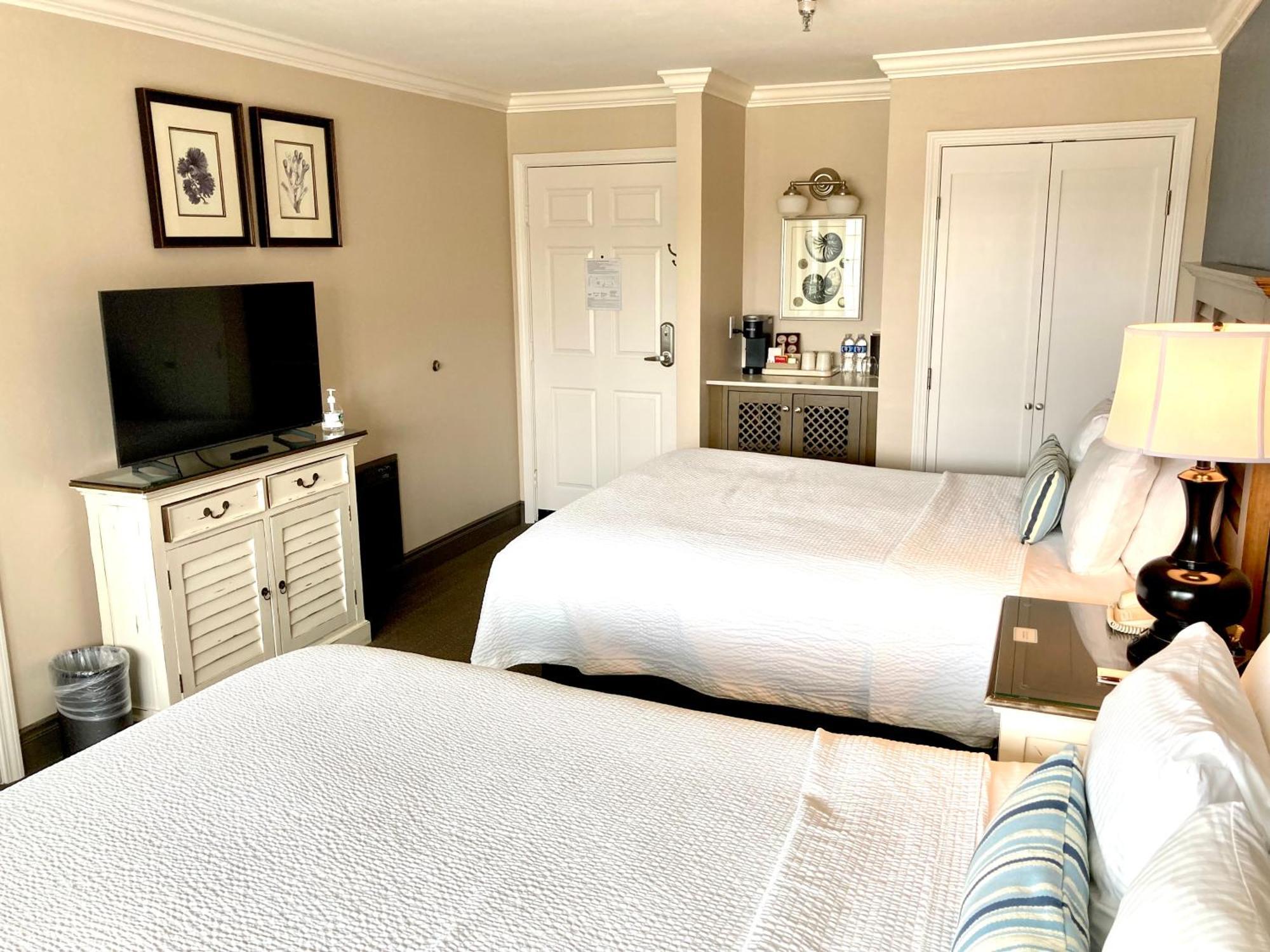 Deluxe Two Queen Beds Room