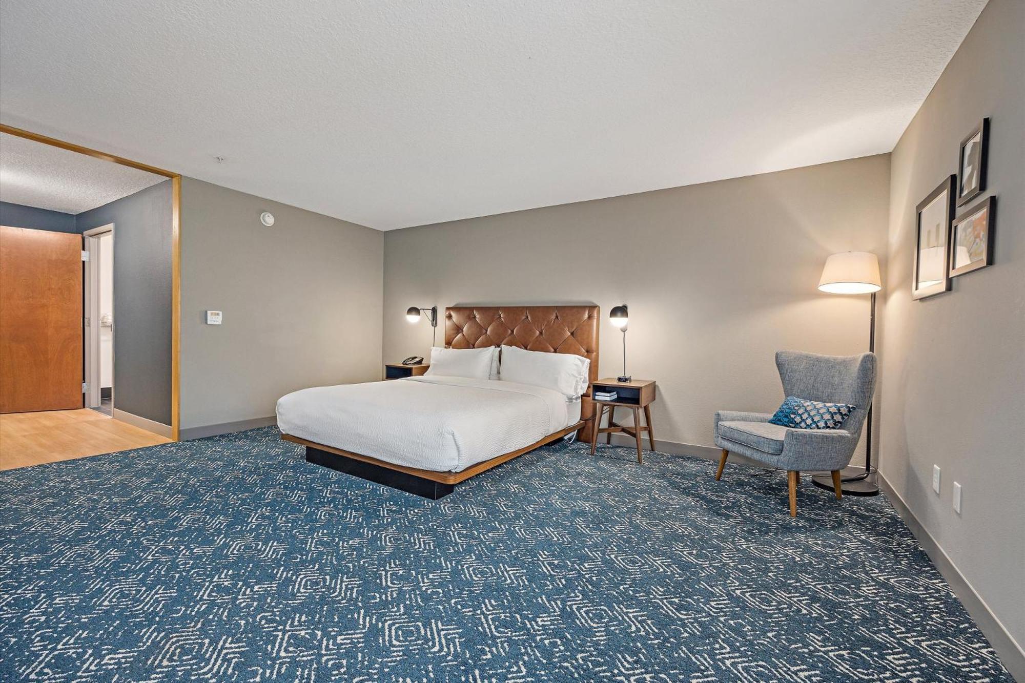King Room with Adapted Tub - Mobility Accessible