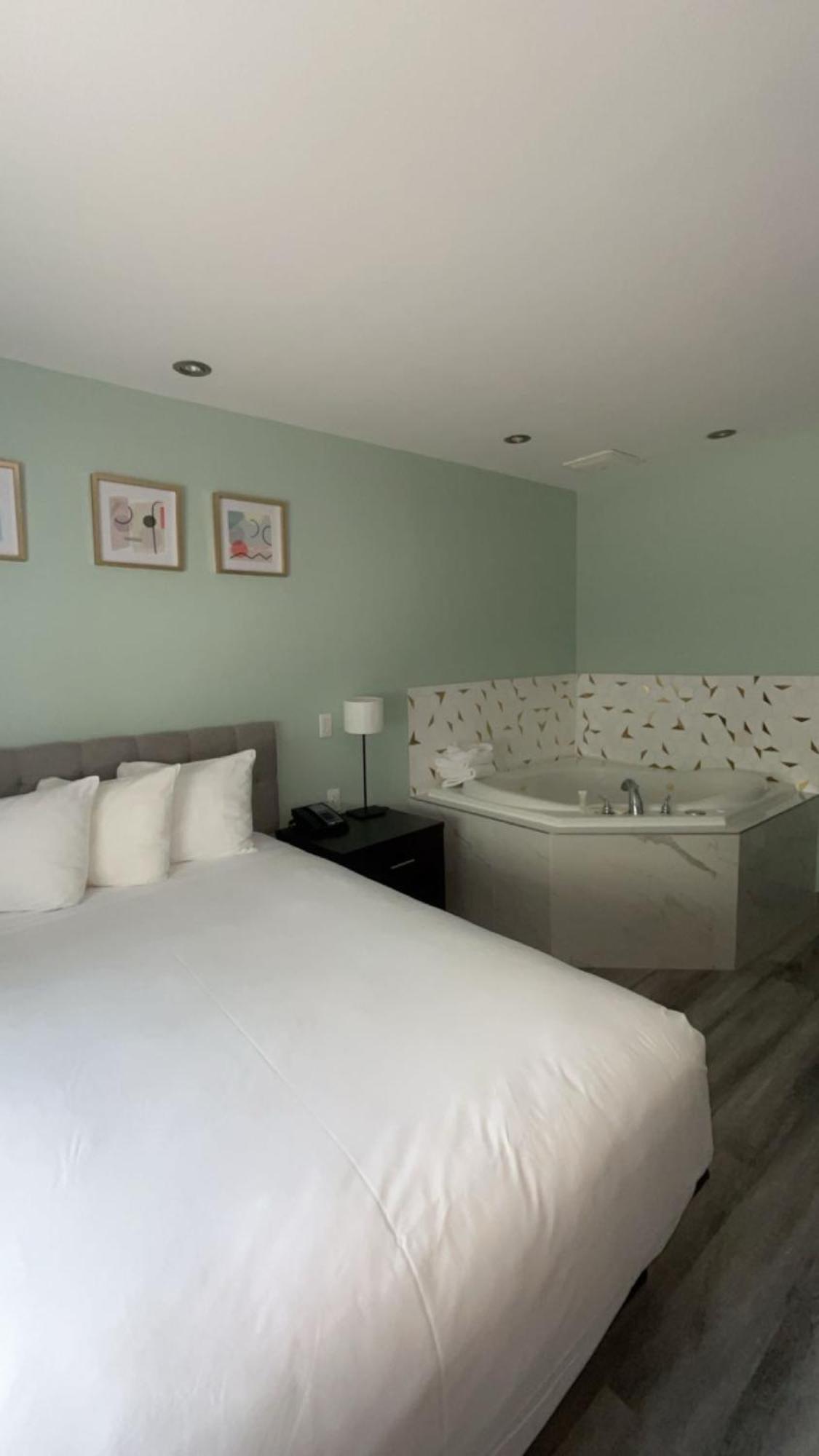 Suite, 1 Queen Bed and Hot Tub,1586838044:JPEG