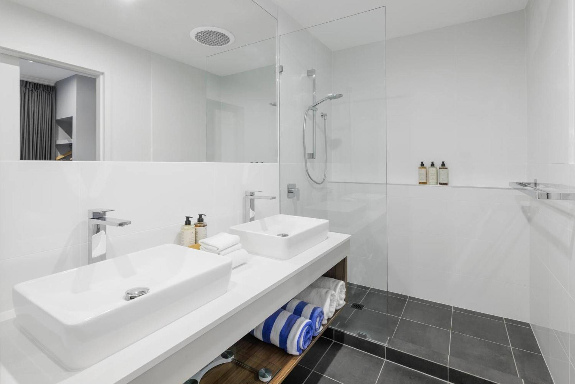 1 King Bed, 2 Twin Beds, Deluxe 2 Bedroom Apartment, Non-Smoking,1590349064:JPEG