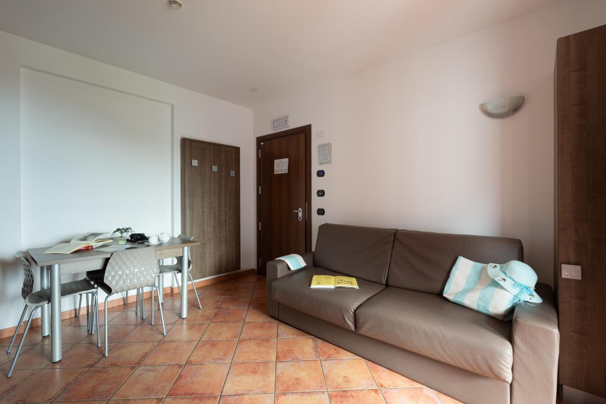 One-Bedroom Apartment with Balcony,1592071116:JPEG