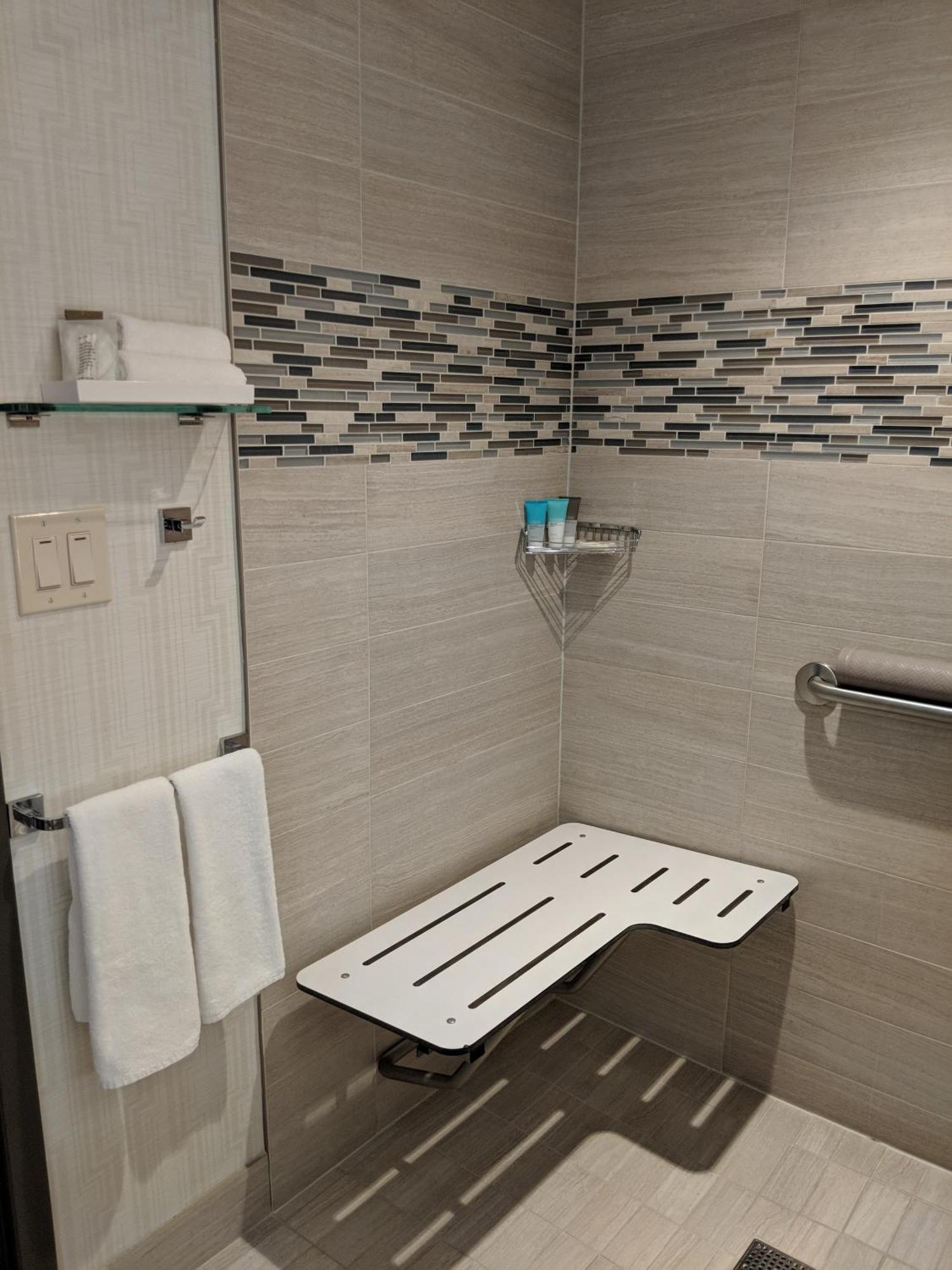 Chambre Lit King-Size avec Baignoire Accessible aux Personnes à Mobilité Réduite