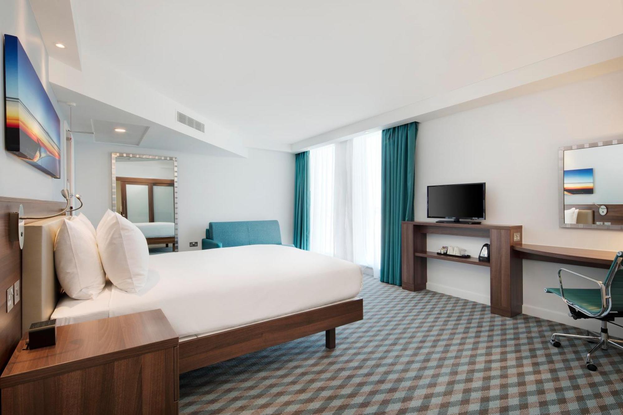 Chambre Lit Queen-Size - Accessible aux Personnes à Mobilité Réduite - Vue sur Piste