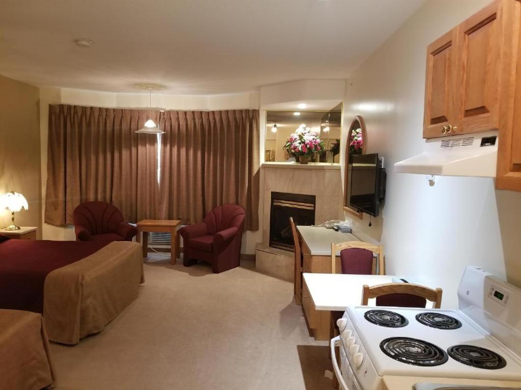 Deluxe Double Room (2 Adults + 1 Child),1614696586:JPEG