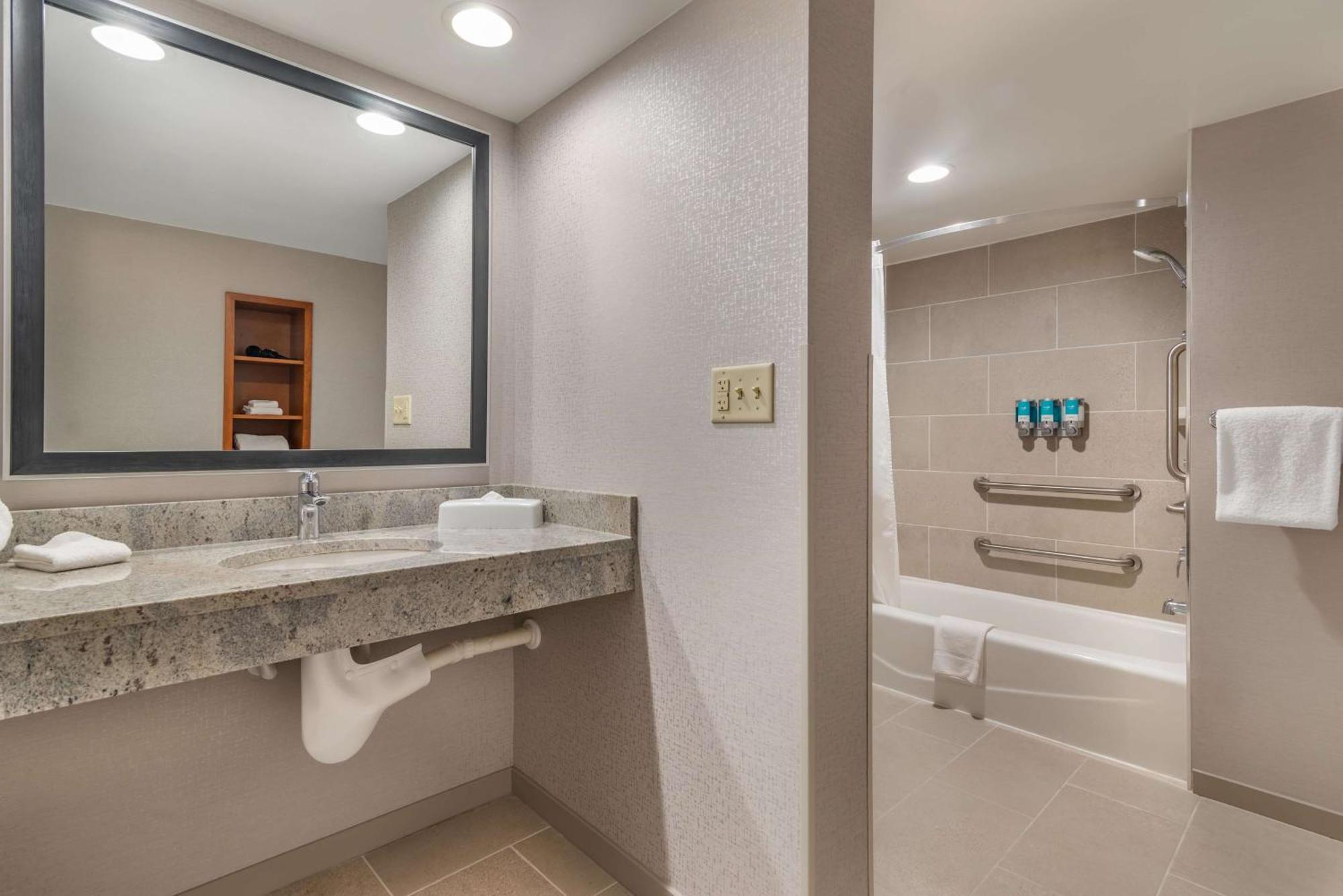 Deluxe Queen Room with Two Queen Beds - Accessible, Tub,1633005638:JPEG