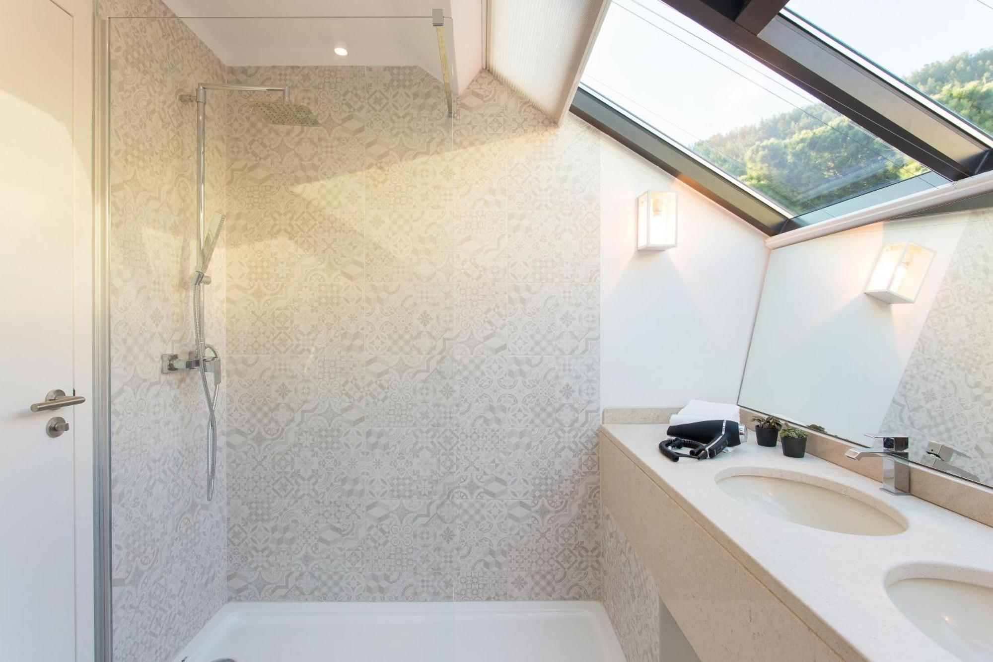 2 Bedroom Suite, Pool view, two Balconies
