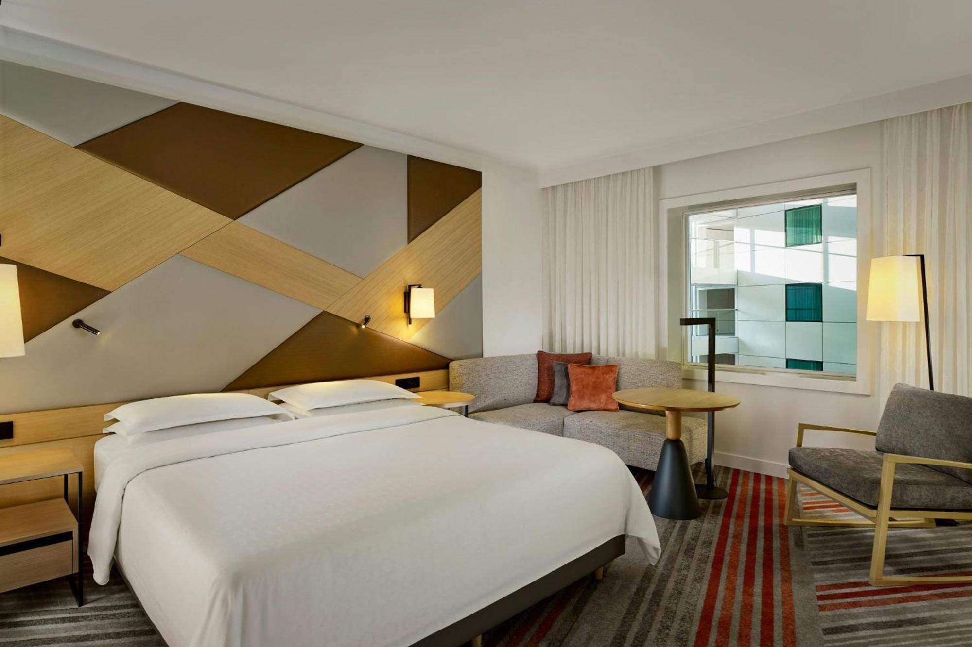 Deluxe, Guest room, 1 King,1633676556:JPEG