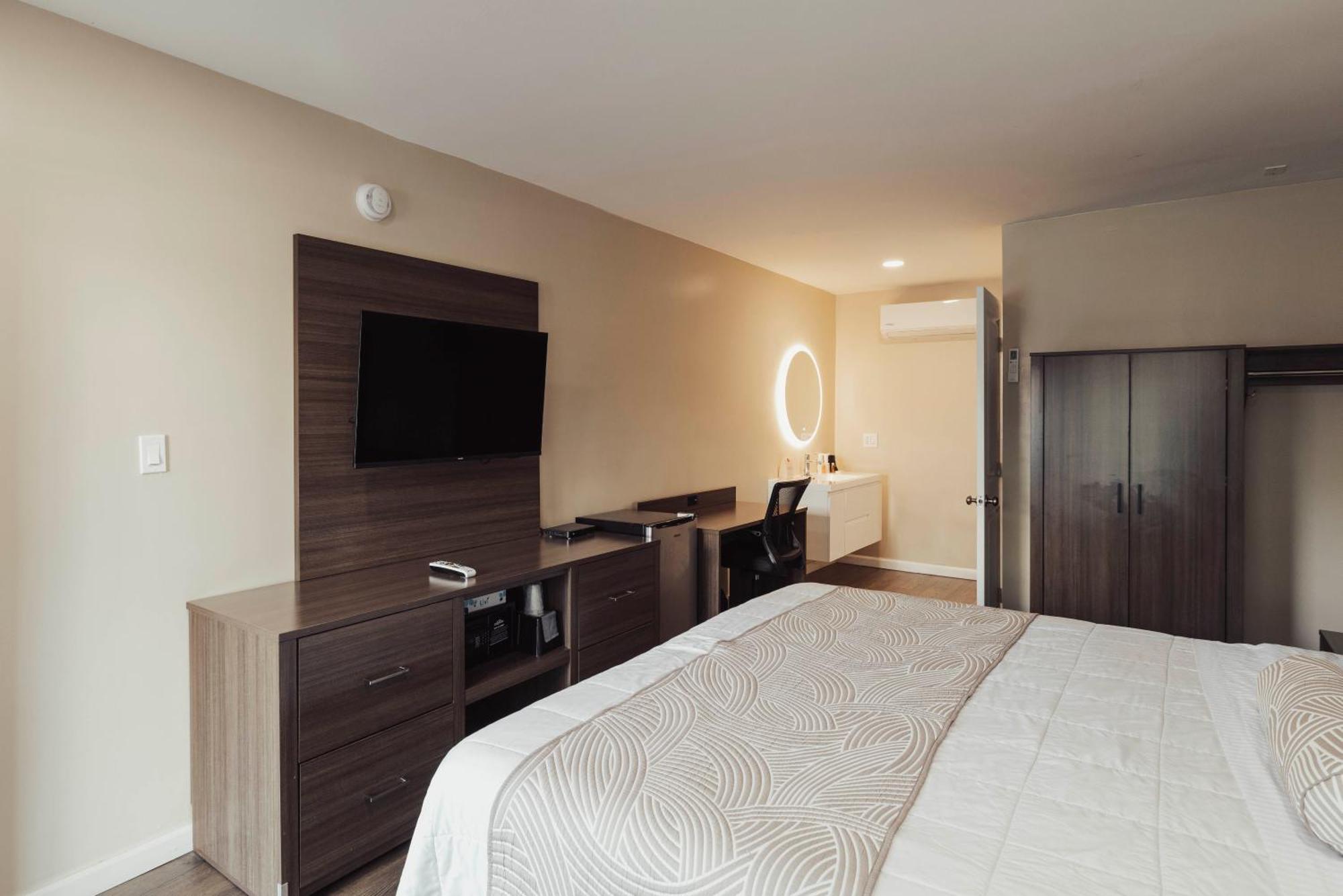 Signature Room 1 King Bed