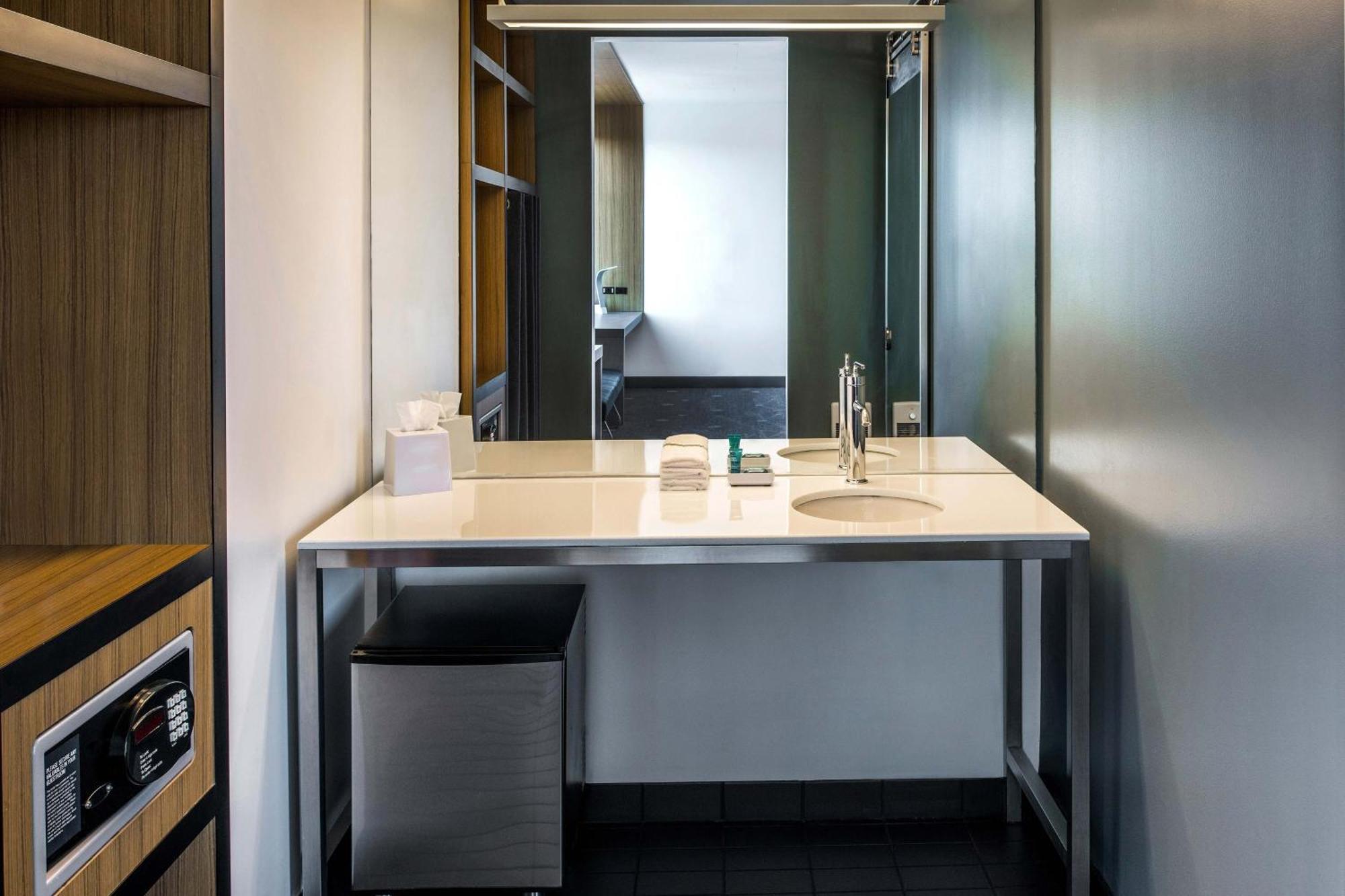Aloft Guest room 1 King