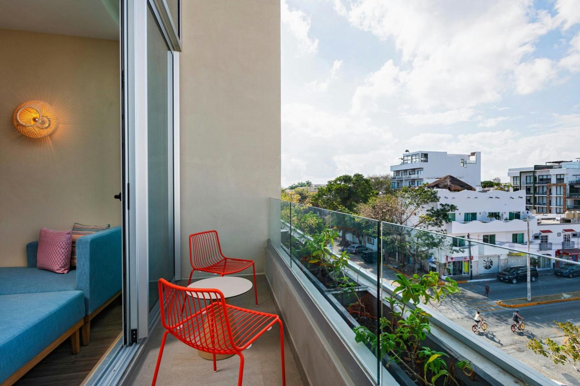 Savvy Suite 2 Queen Balcony