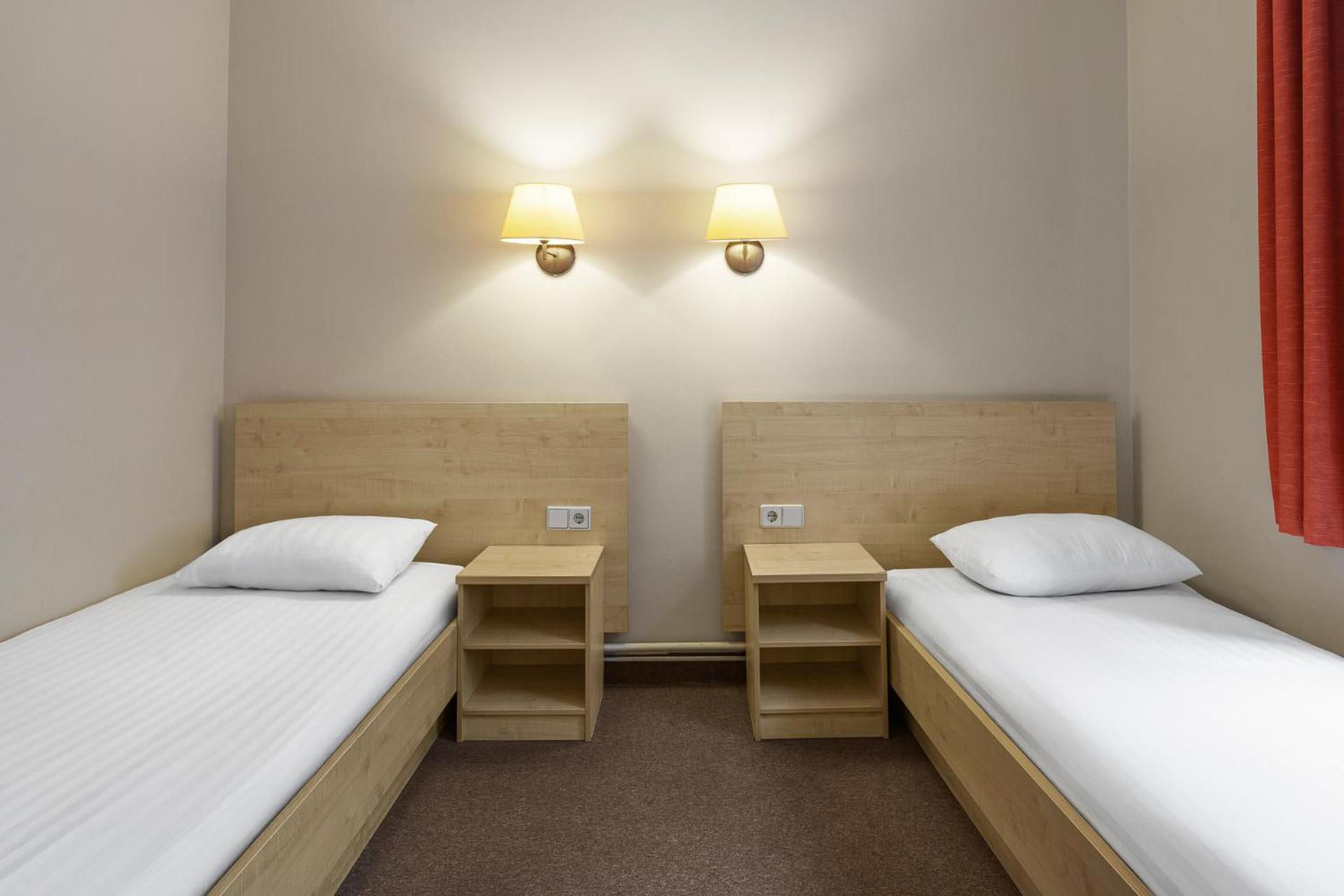 Tweepersoonskamer met 2 Aparte Bedden en Eigen Externe Badkamer