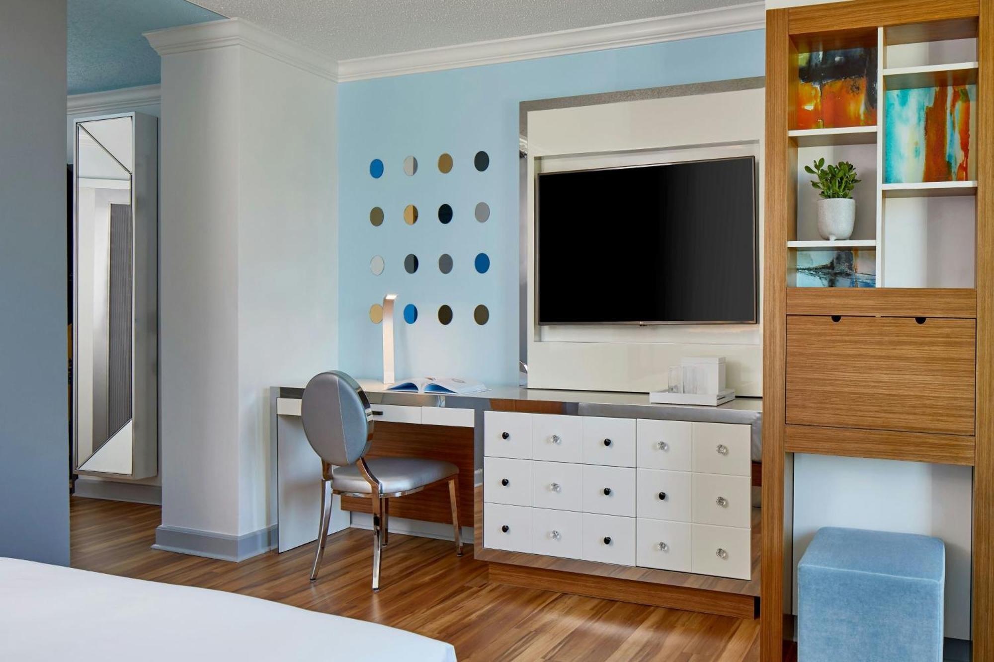 Deluxe Corner King Room