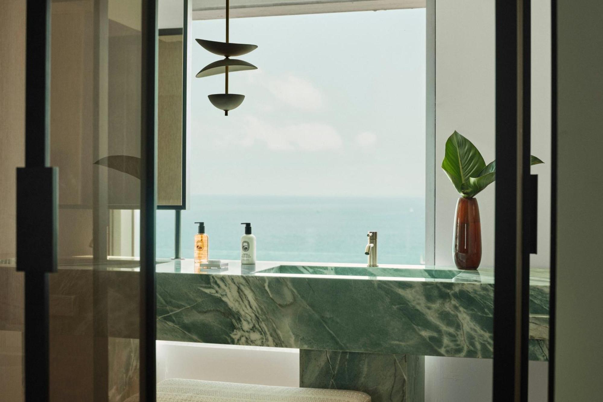 Horizon One-Bedroom King Suite Sea Front,1688811076:JPEG