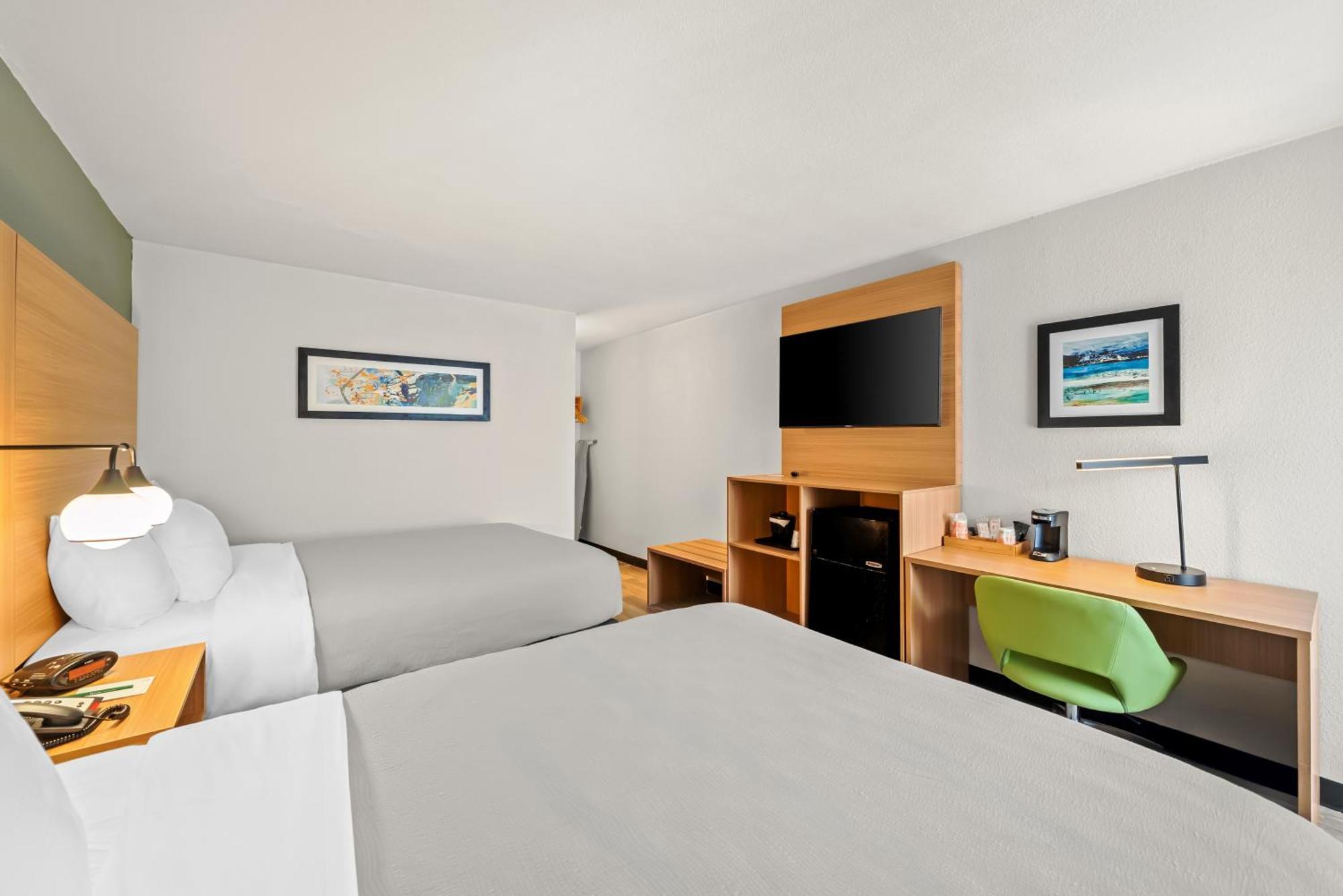 Quadruple Room with Two Queen Beds - Non Smoking,1697798802:JPEG
