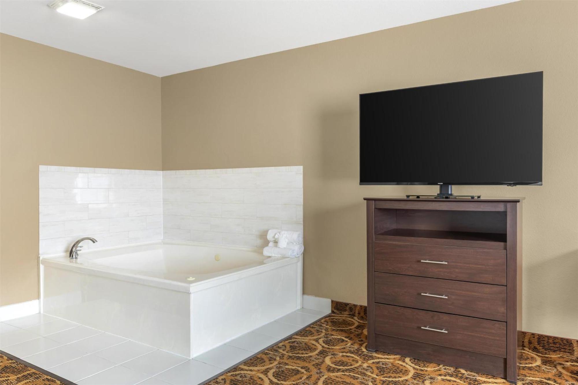 King Room With Bath Tub and Spa Bath - Disability Access/Non-Smoking