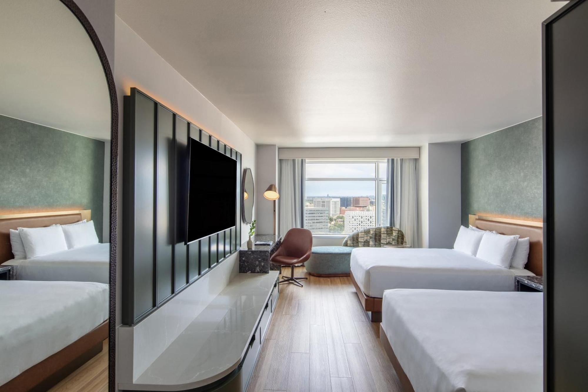 Quarto Queen com 2 Camas Queen-size e Vista da Cidade