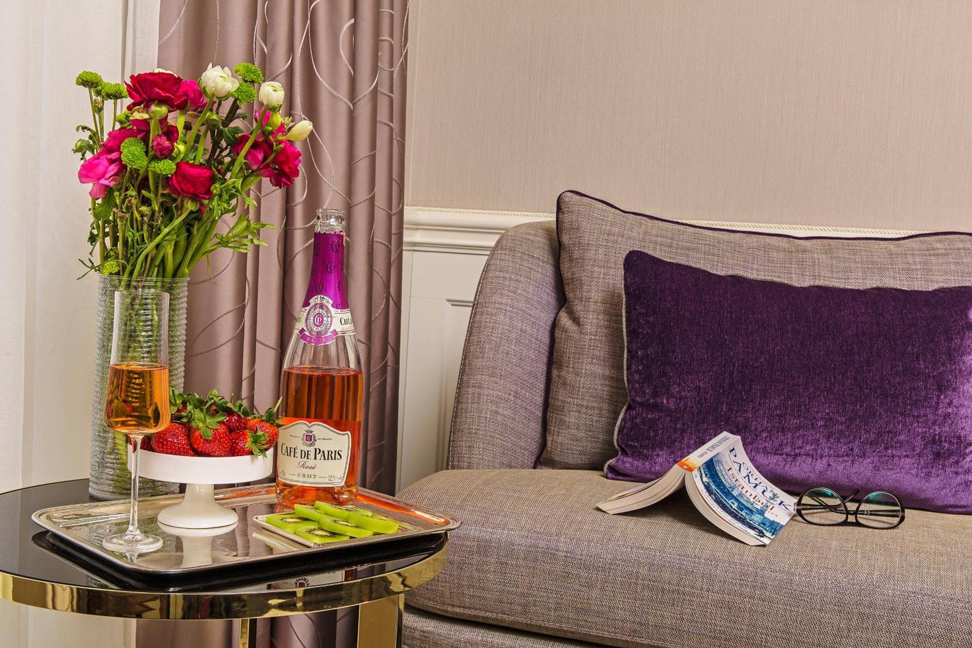 Deluxe Queen Suite